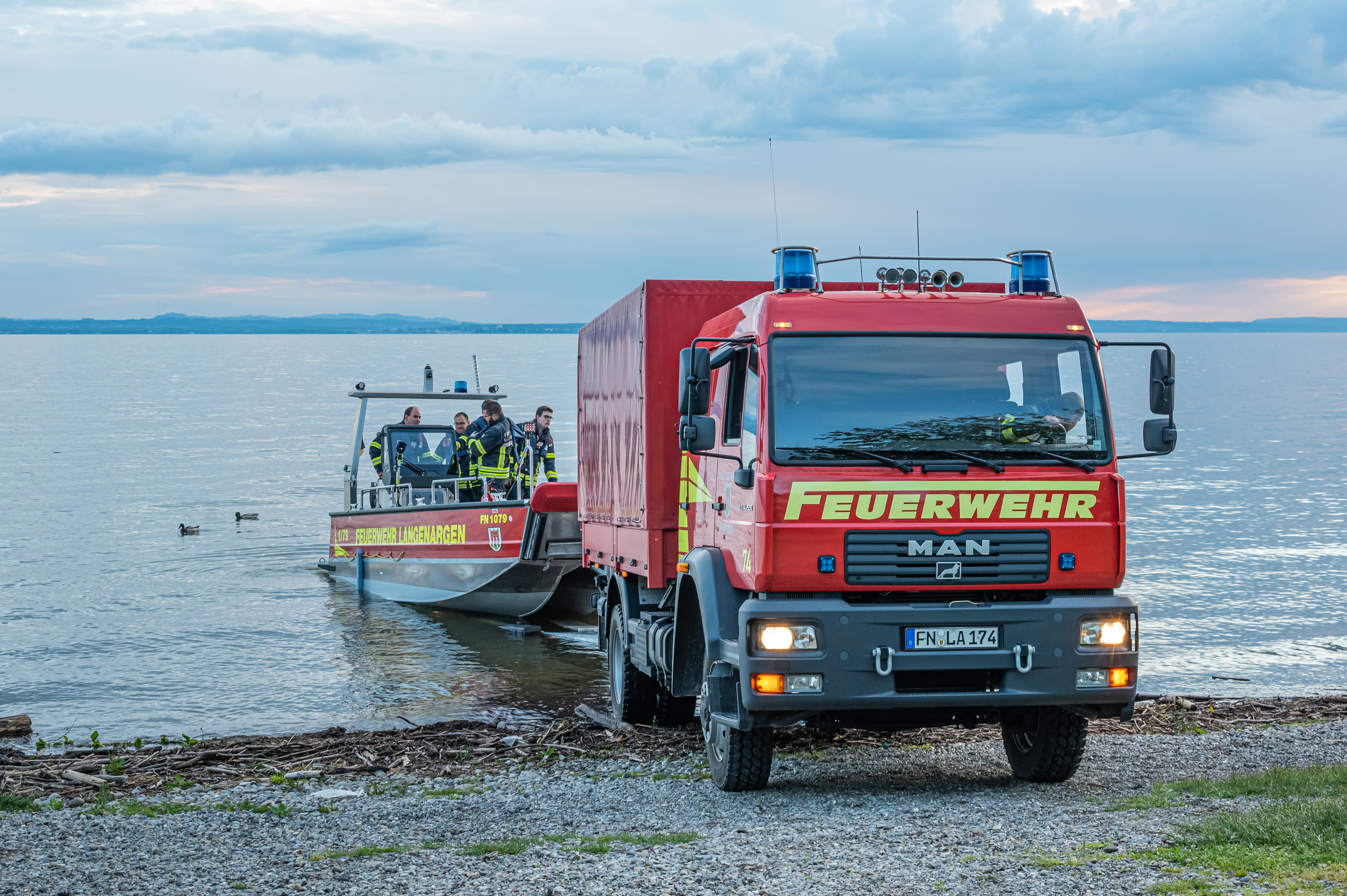 Zu sehen ist wie das MZB 1/79 vom GW-T 1/74 zu Wasser gelassen wird.