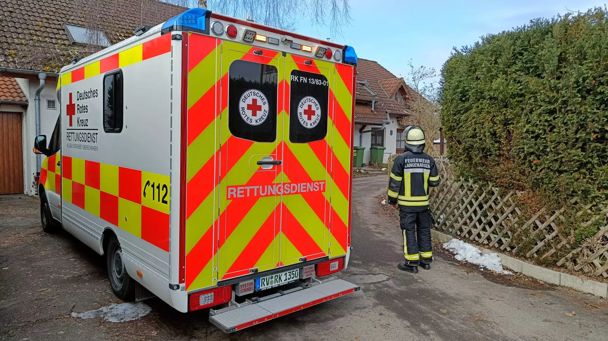 Zu sehen ist ein Rettungswagen der bei einer Türöffnung vor Ort war.