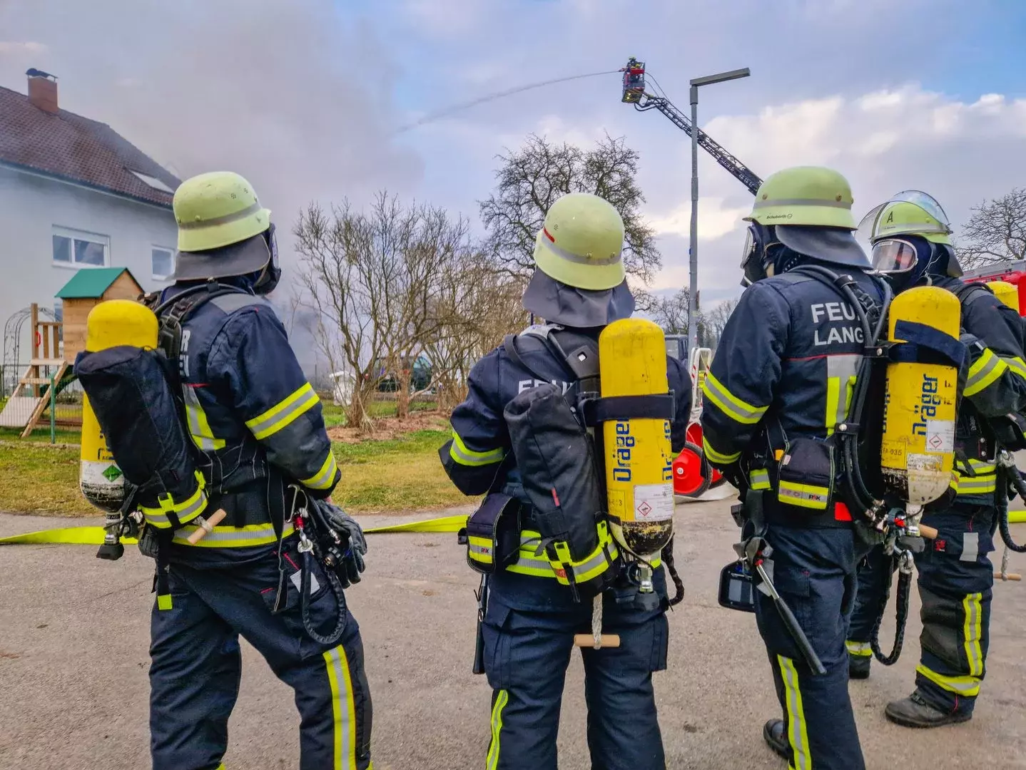 Zu sehen sind Kräfte der Feuerwehr Langenargen bei einem Großbrand in Kressbronn.