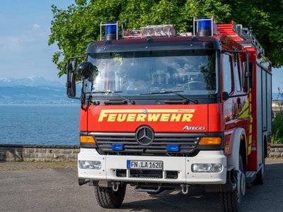 Symbolbild Löschfahrzeug 1/44 an der Uferpromenade. Im Hintergrund der Bodensee.