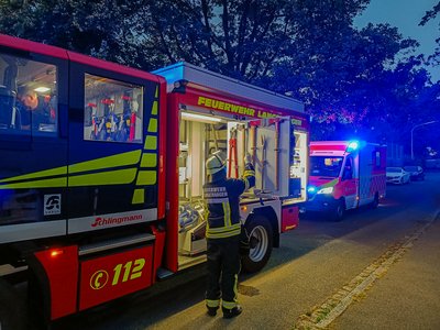 Das Löschfahrzeug 1/42 und ein Rettungswagen der Johanniter stehen mit Blaulicht auf einer Straße