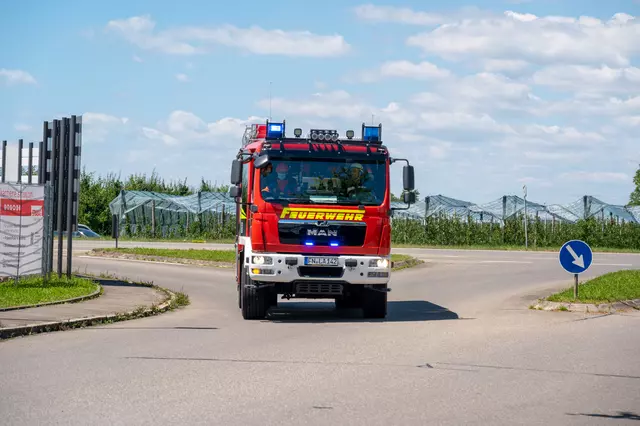 Das Löschfahrzeug 10 Langenargen nähert sich mit Blaulicht der Einsatzstelle.