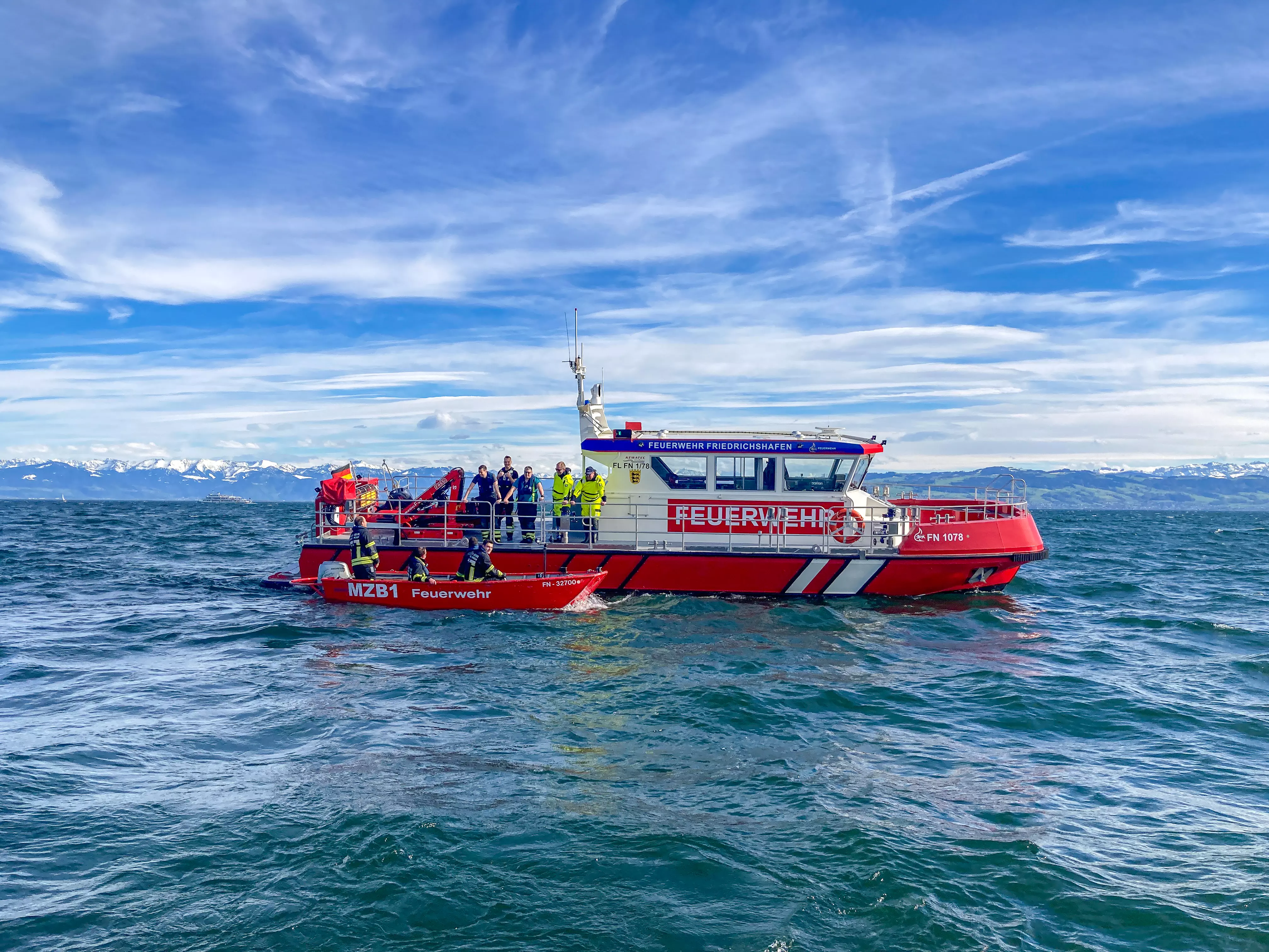 Feuerlöschboot und Rettungsboot