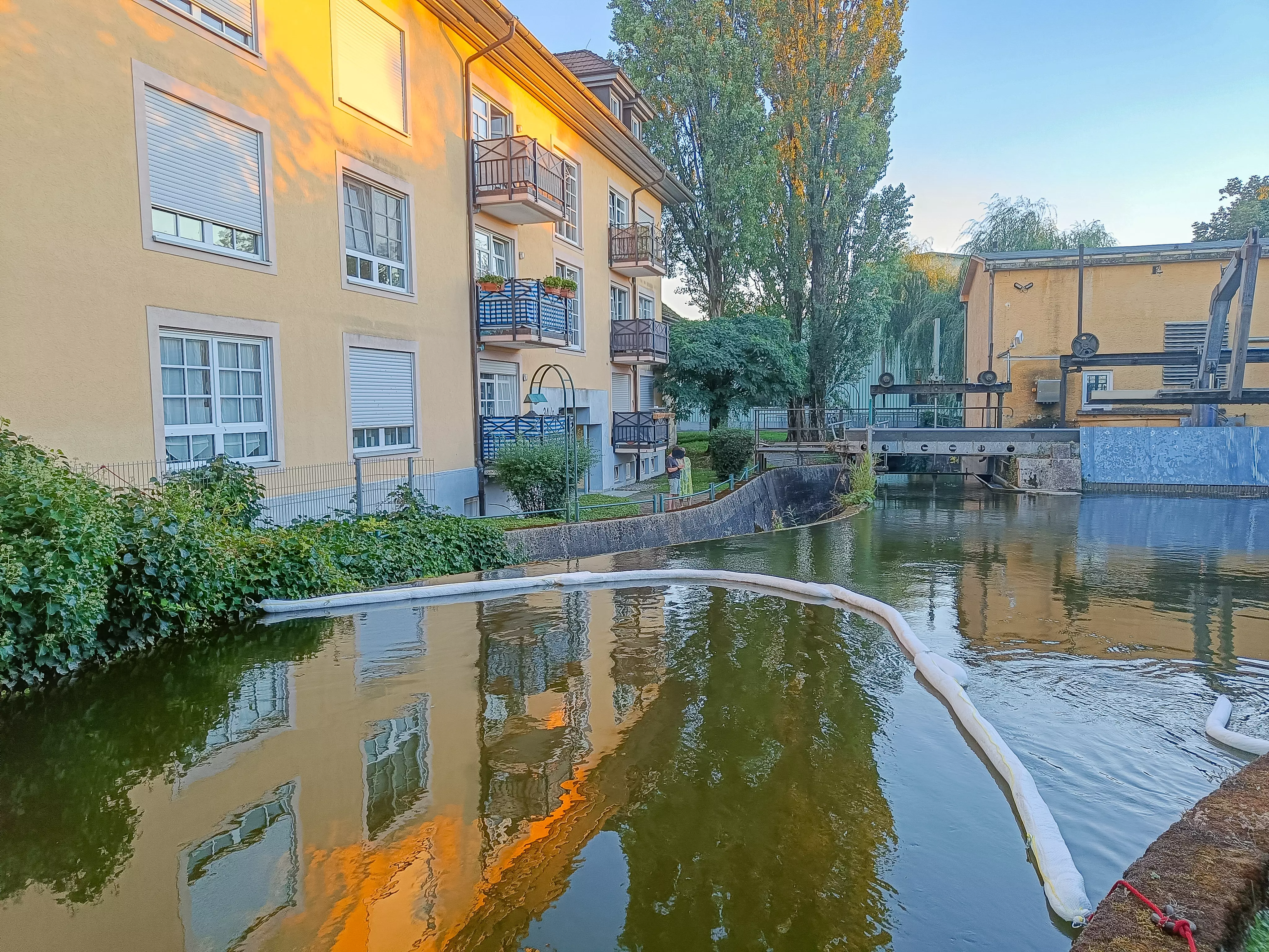 Auf dem Mühlkanal wurden Ölschlängel ausgebracht.