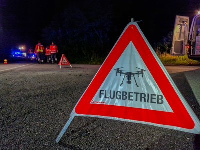 Das Faltdreieck mit der Aufschrift "Flugbetrieb" weist auf den Drohneneinsatz hin.