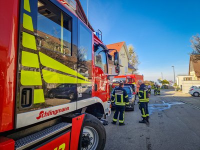 Nach einem Wassereinbruch ist die Feuerwehr mit mehreren Fahrzeugen vor Ort.