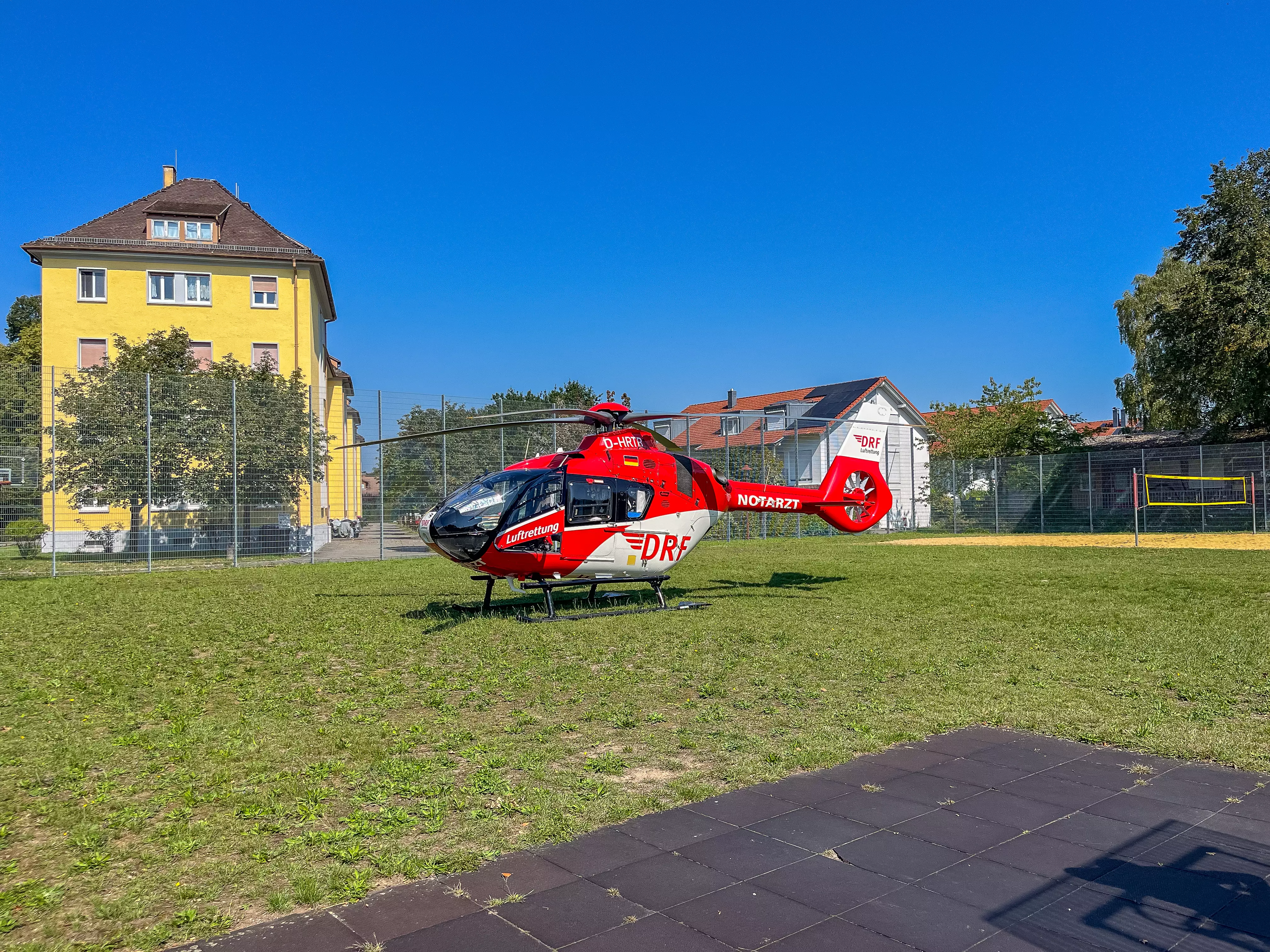 Christoph 45 ist auf einer Wiese am Strandbad gelandet