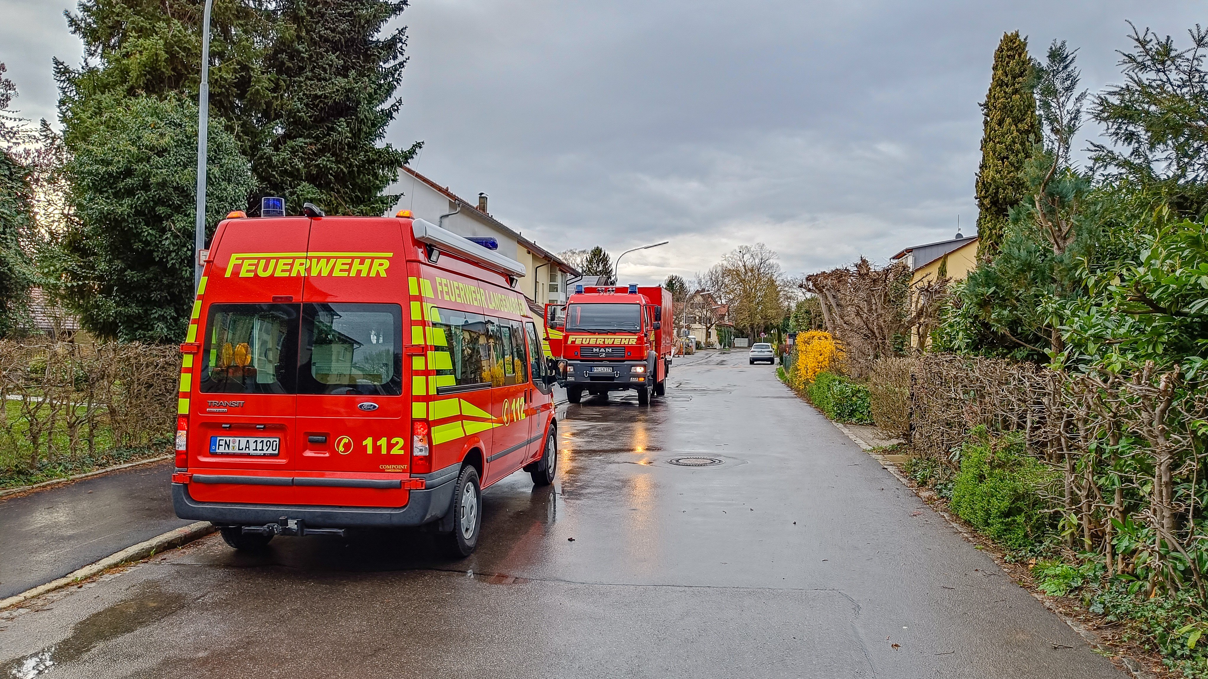 Zu sehen ist der MTW 1/19-1 und der GW-T 1/74 beim Abarbeiten einer Ölspur.