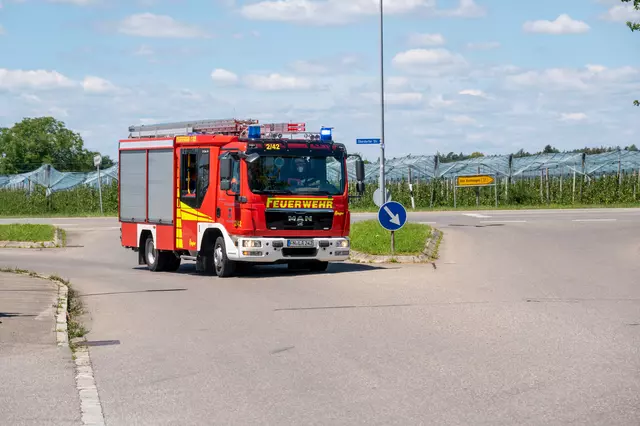 Das Löschfahrzeug 10 Oberdorf nähert sich mit Blaulicht der Einsatzstelle.