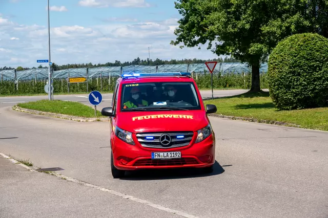 MTW 1/19-2 fährt mit Sondersignal zur Einsatzstelle.