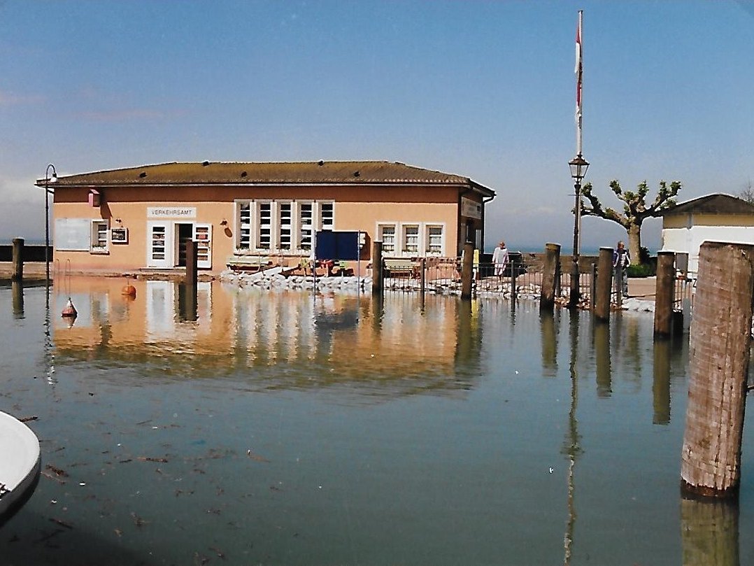 Das Haus am Gondelhafen wird mit Sandsackbarrieren vor dem bis zur Oberkante des Hafenbecken stehenden Wasser geschützt.