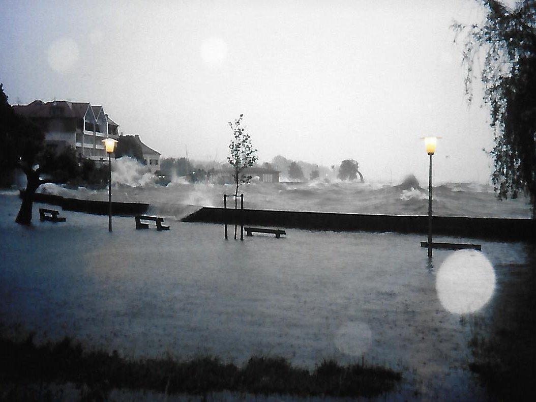 Der Sturm drückt das ohnehin hoch stehende Wasser weiter in den Ortskern.