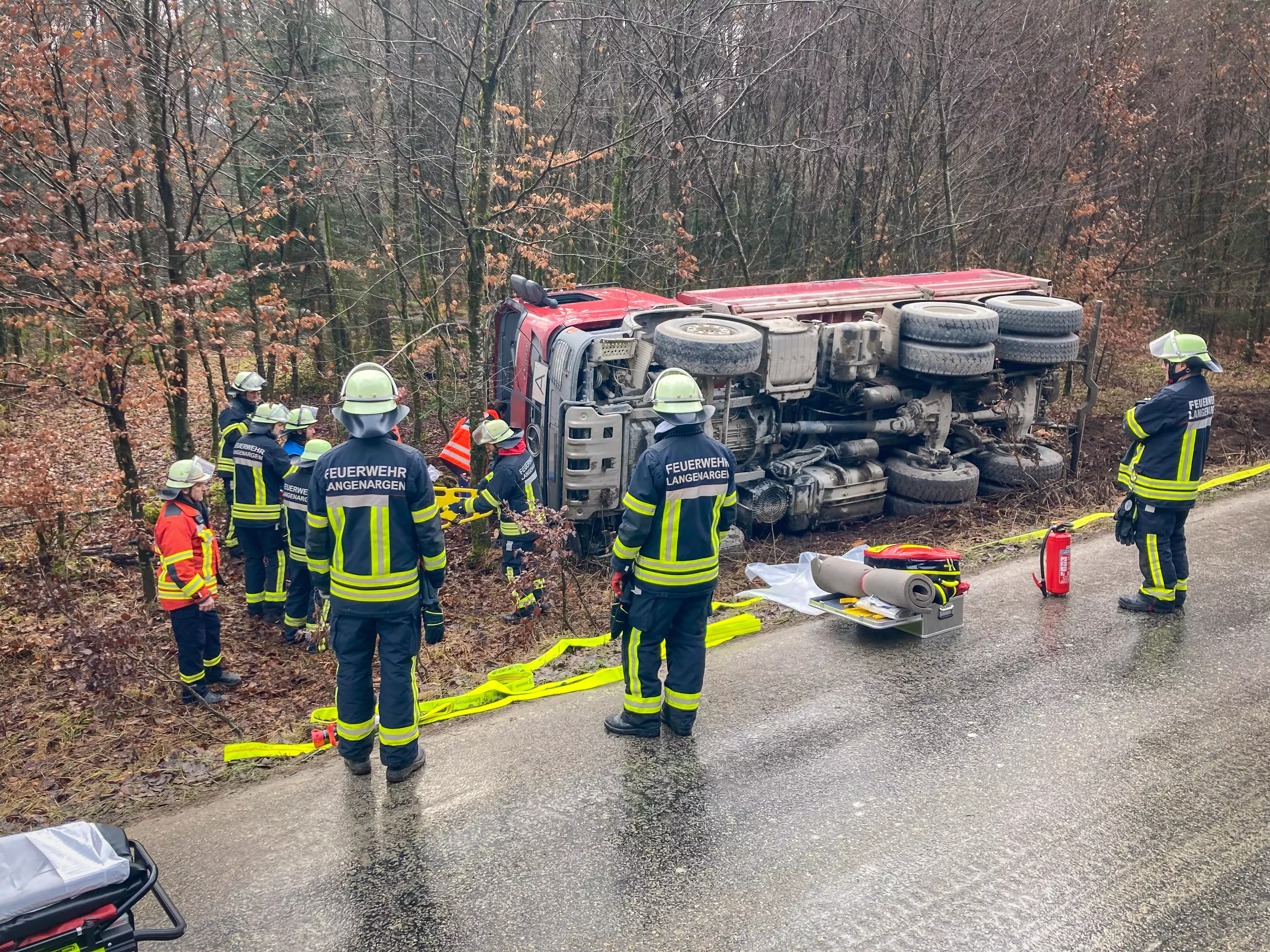 Verkehrsunfall mit umgekipptem LKW