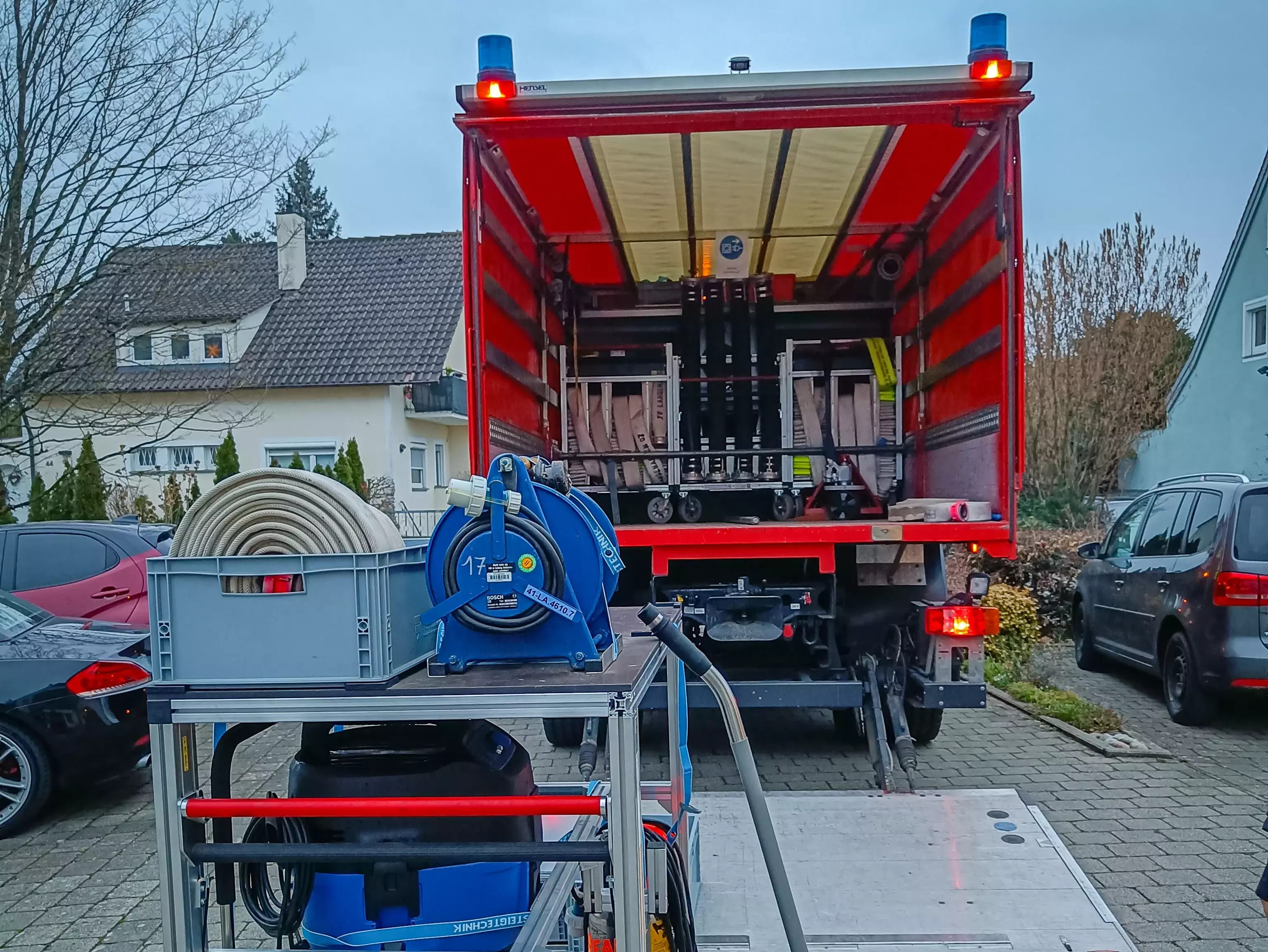 Heckansicht GW-T, im Einsatz bei einem Wasserrohrbruch