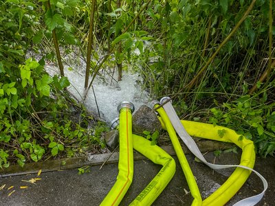 Zu sehen ist wie fünf Schläuche zeitgleich Wasser abgeben.