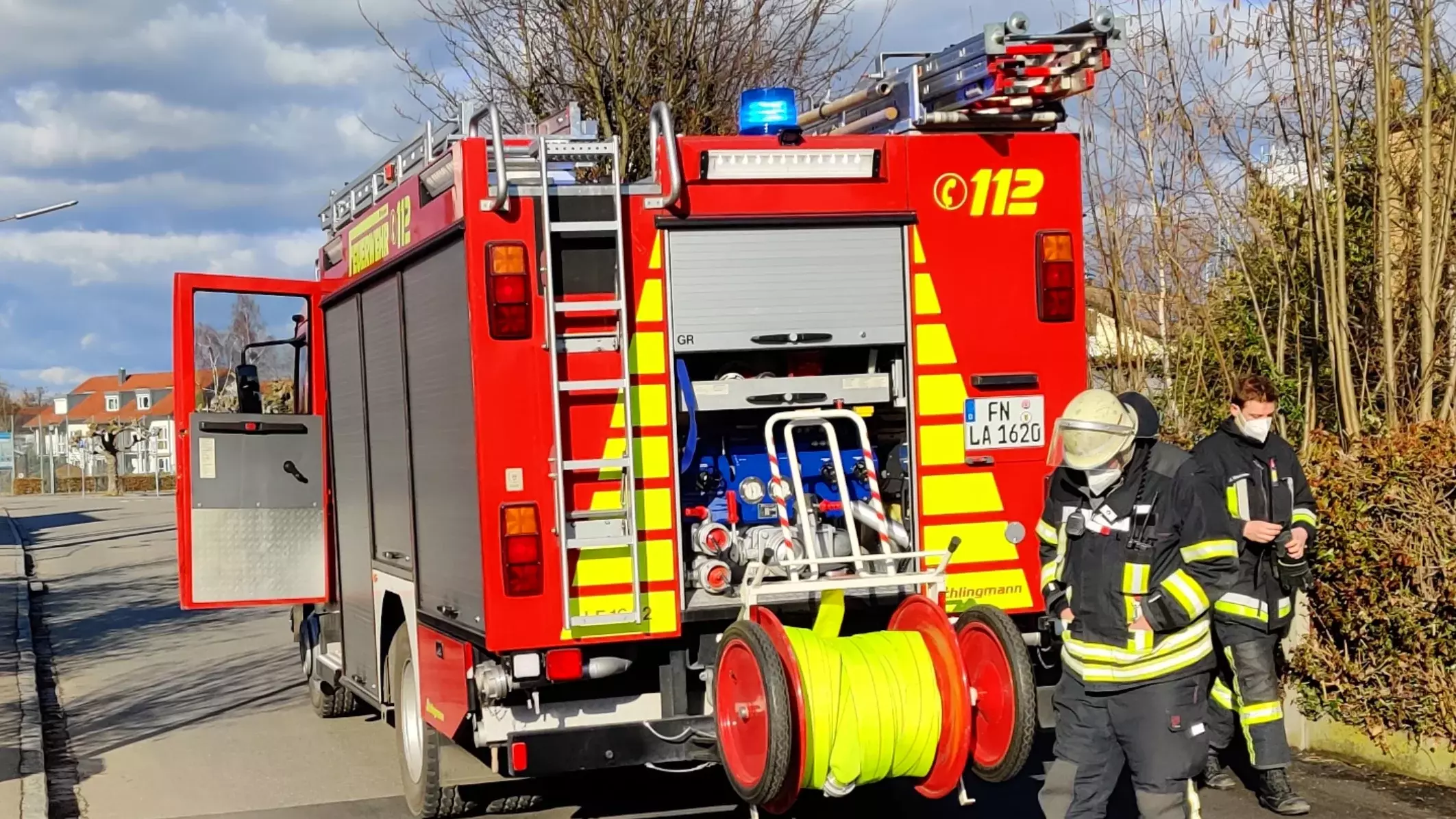 Löschfahrzeug mit Blaulicht steht auf einer Straße