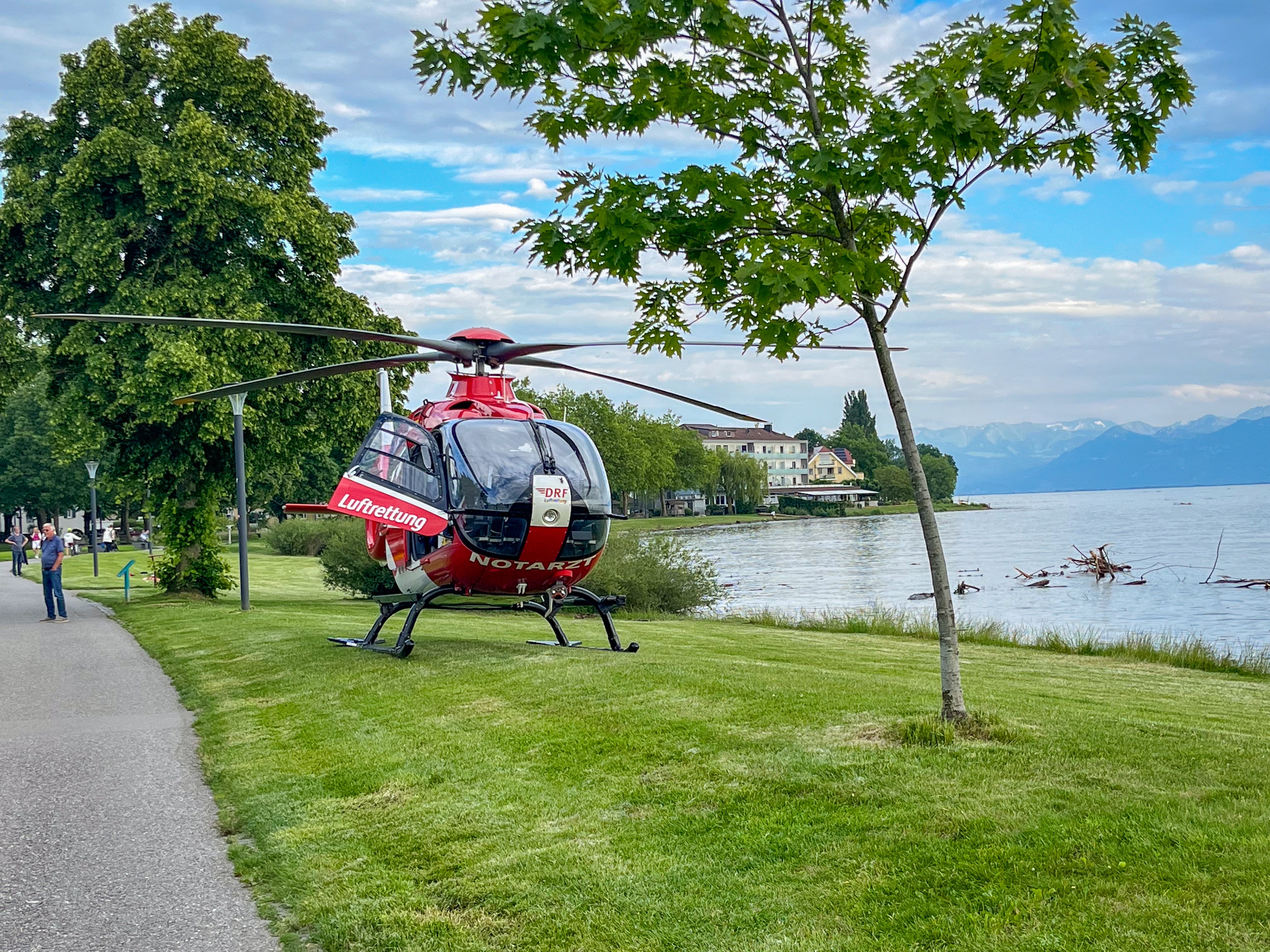 Rettungshubschrauber am Bodensee-Ufer