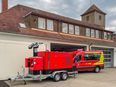 Der mobile Generator und der MTW 2/19 stehen vor dem Feuerwehrhaus.