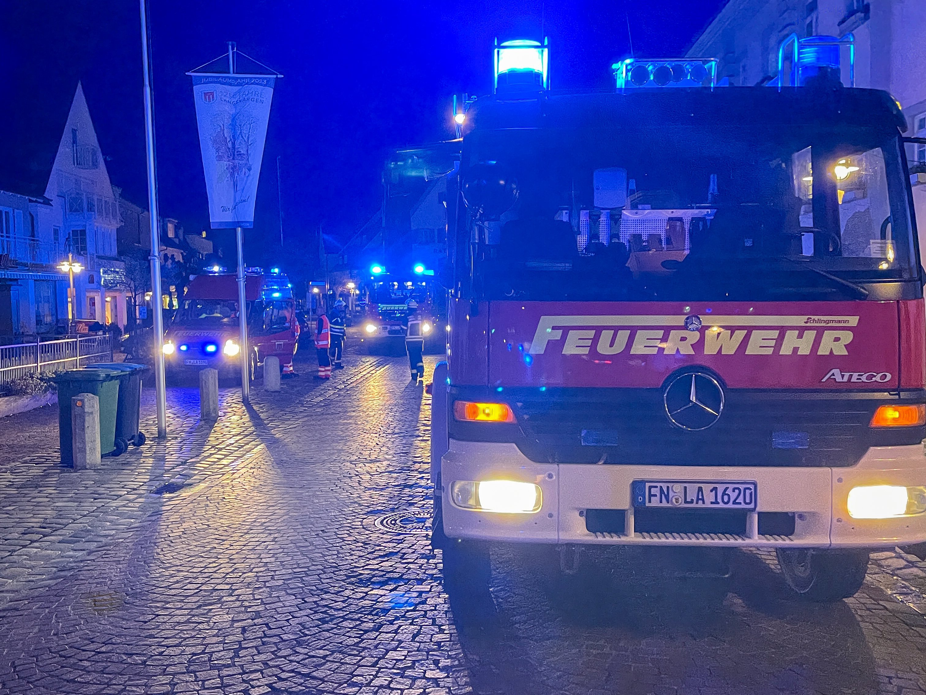 Fahrzeuge der Feuerwehr mit Blaulicht vor dem Pflegeheim.