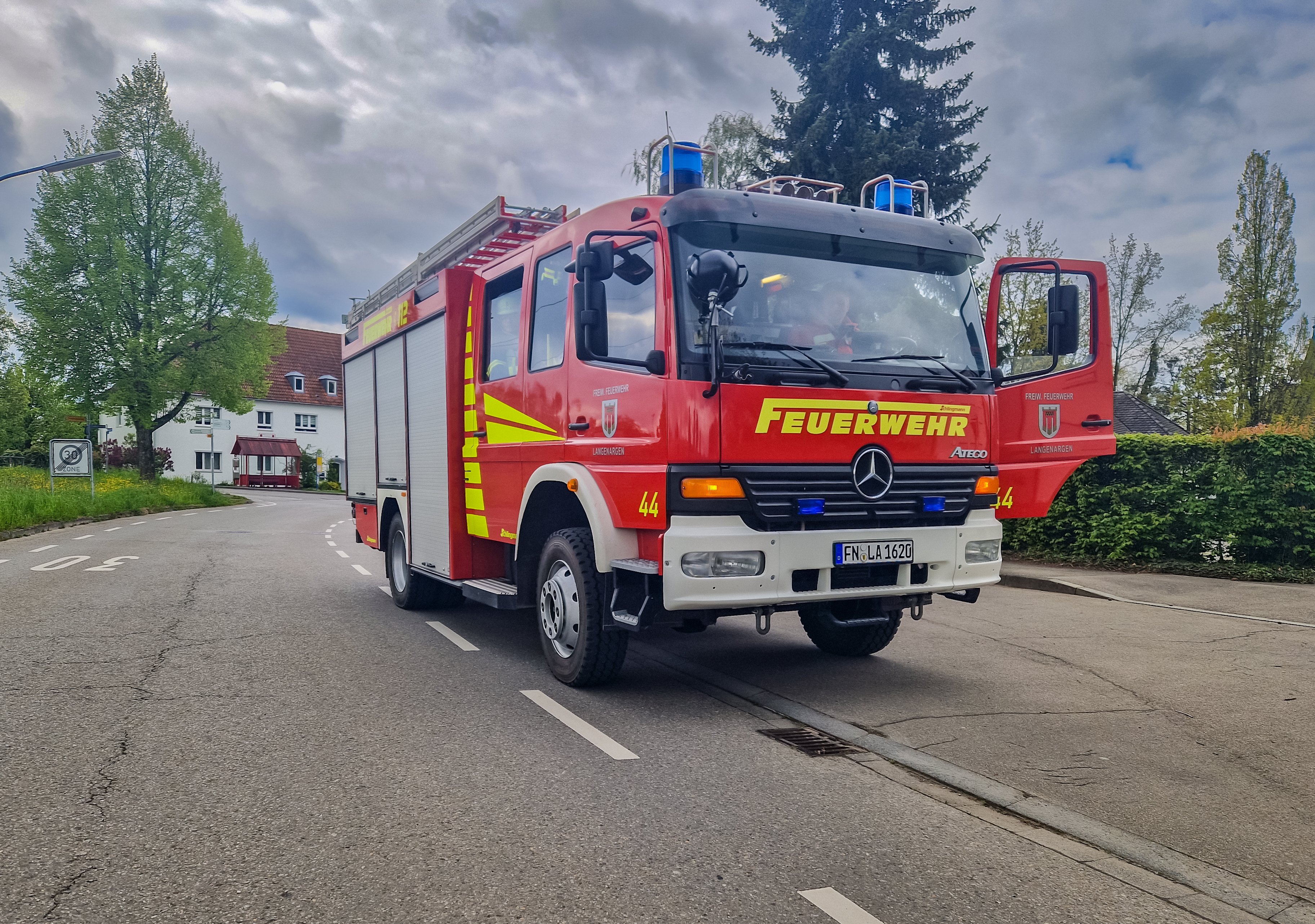 Löschfahrzeug 1/44 in Bereitstellung auf der Straße.