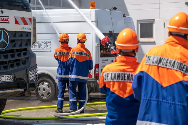 Zwei Trupps der Jugendfeuerwehr löschen aus Strahlrohren.