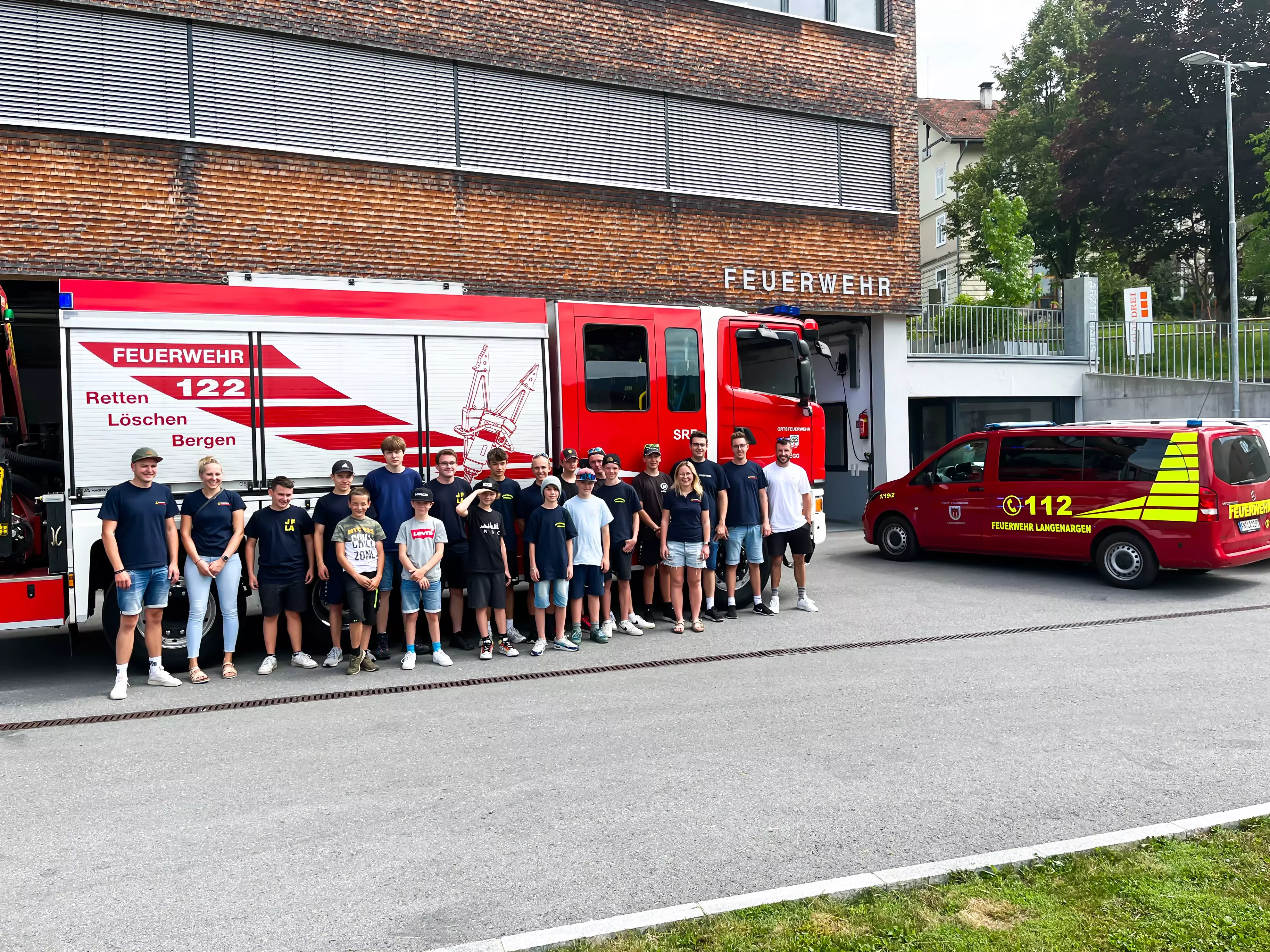 Zu sehen sind die Kinder und Jugendlichen der JF LA zu Besuch bei der Feuerwehr Egg.