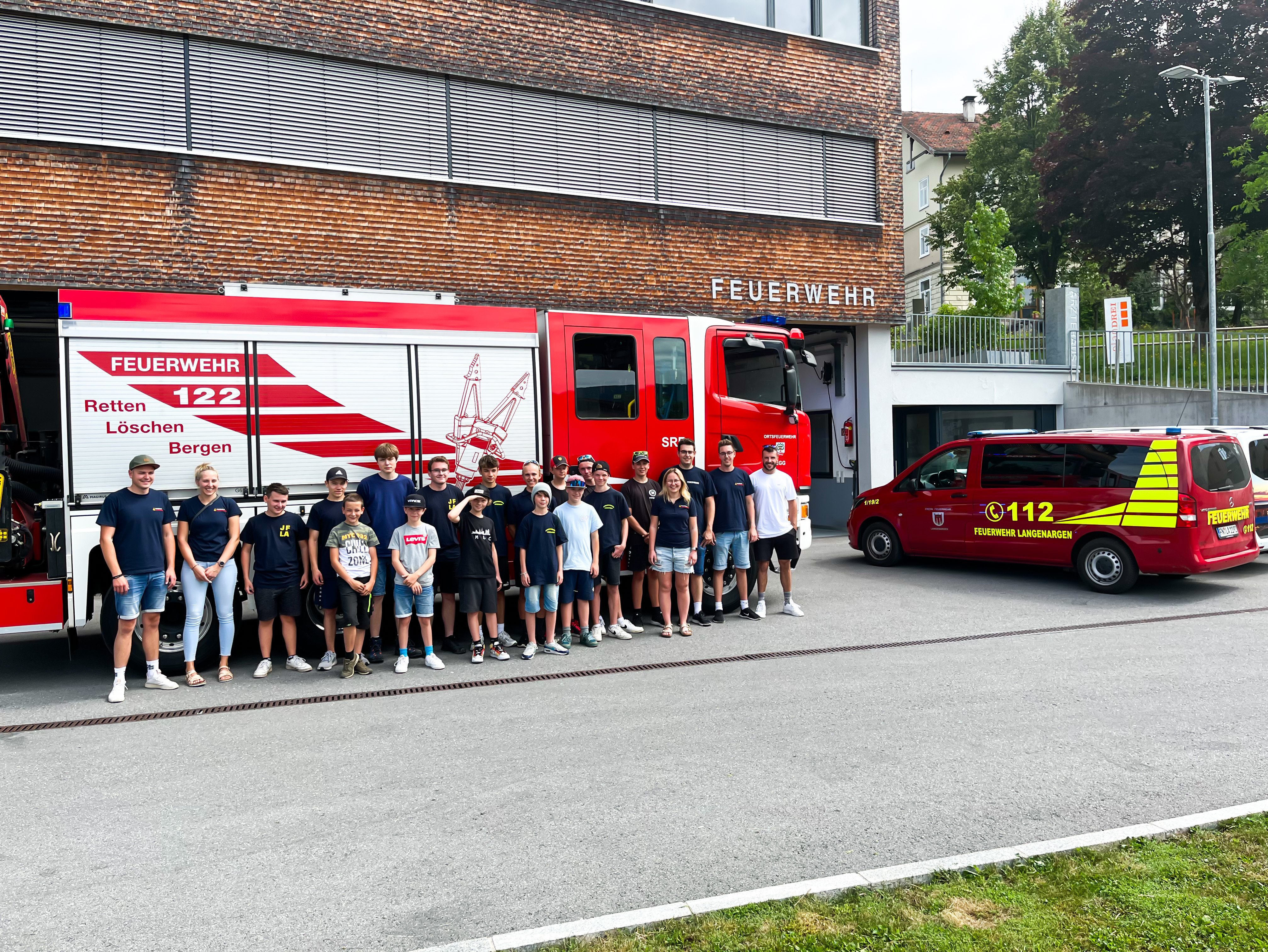 Zu sehen ist ein Gruppenbild der JF LA beim Besuch der Feuerwehr Egg.