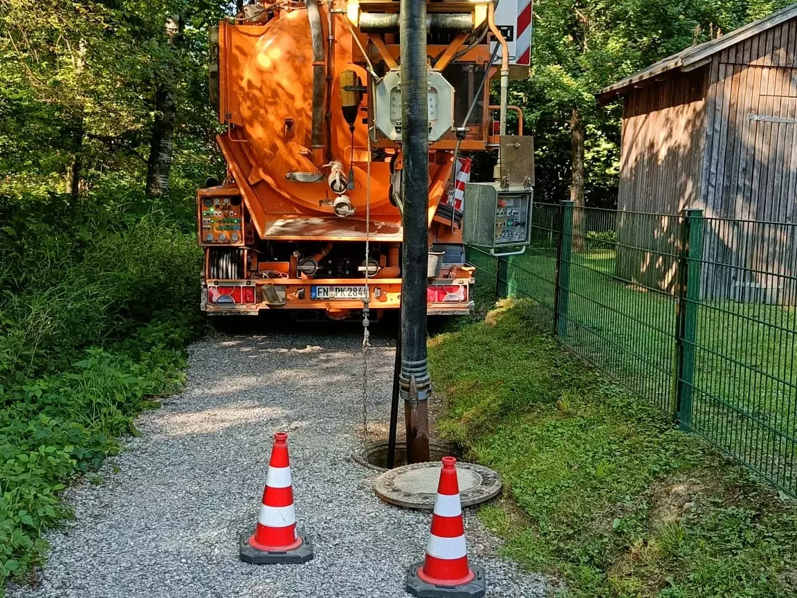 Pumpfahrzeug eines privaten Unternehmens, welches die Verstopfung im Abwasserkanal behebt.