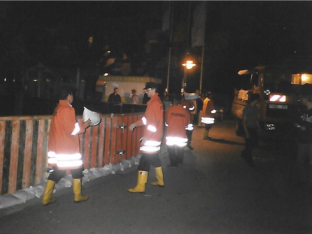 Tag und Nacht arbeiten die Einsatzkräfte daran, den Ortskern zu schützen.