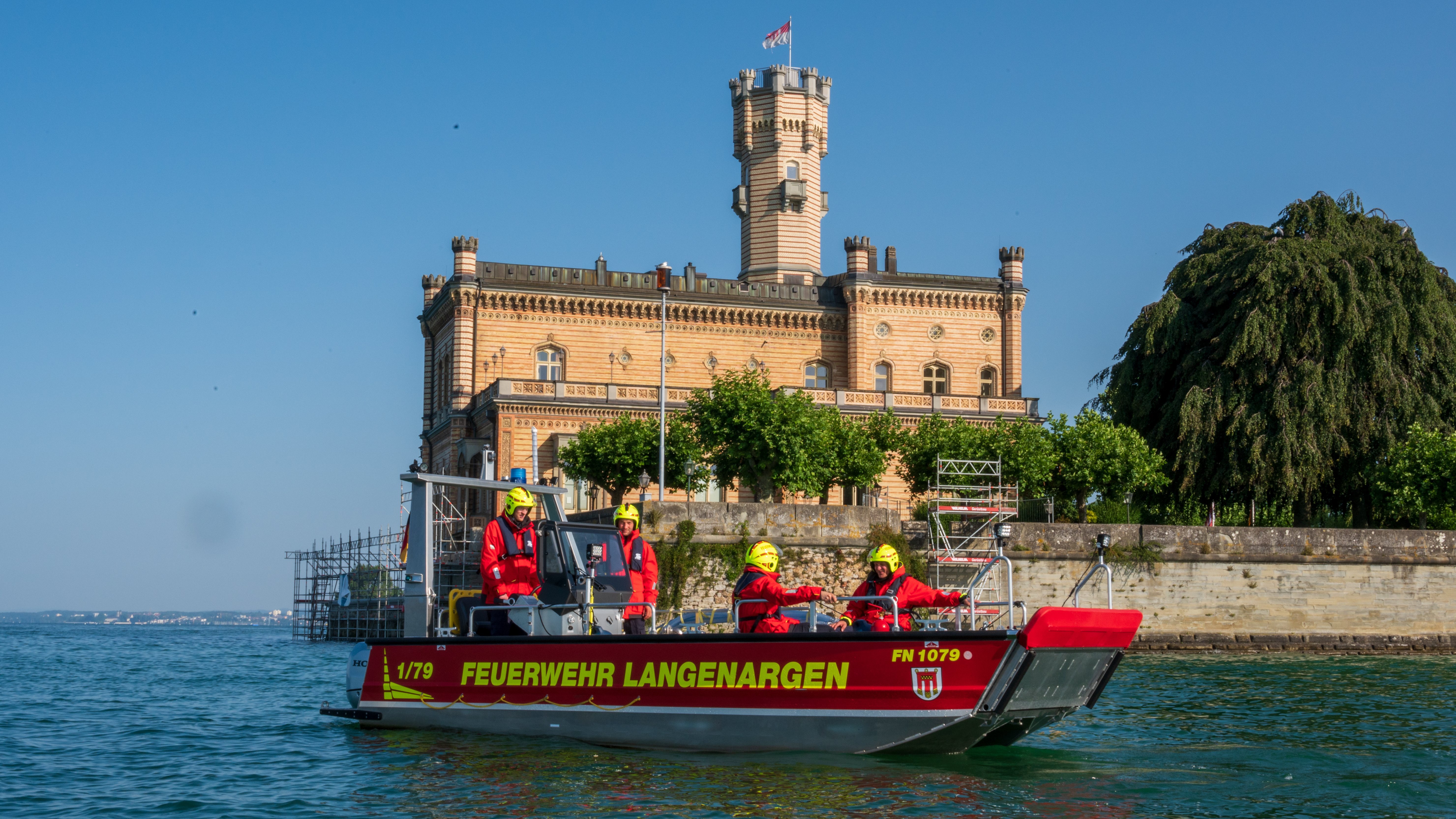 Hier ist das MZB1 auf dem Bodensee vor dem Schloss Montfort zu sehen.