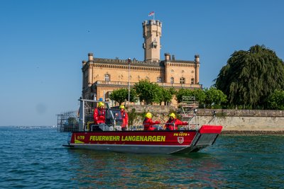 Hier ist das MZB1 auf dem Bodensee vor dem Schloss Montfort zu sehen.