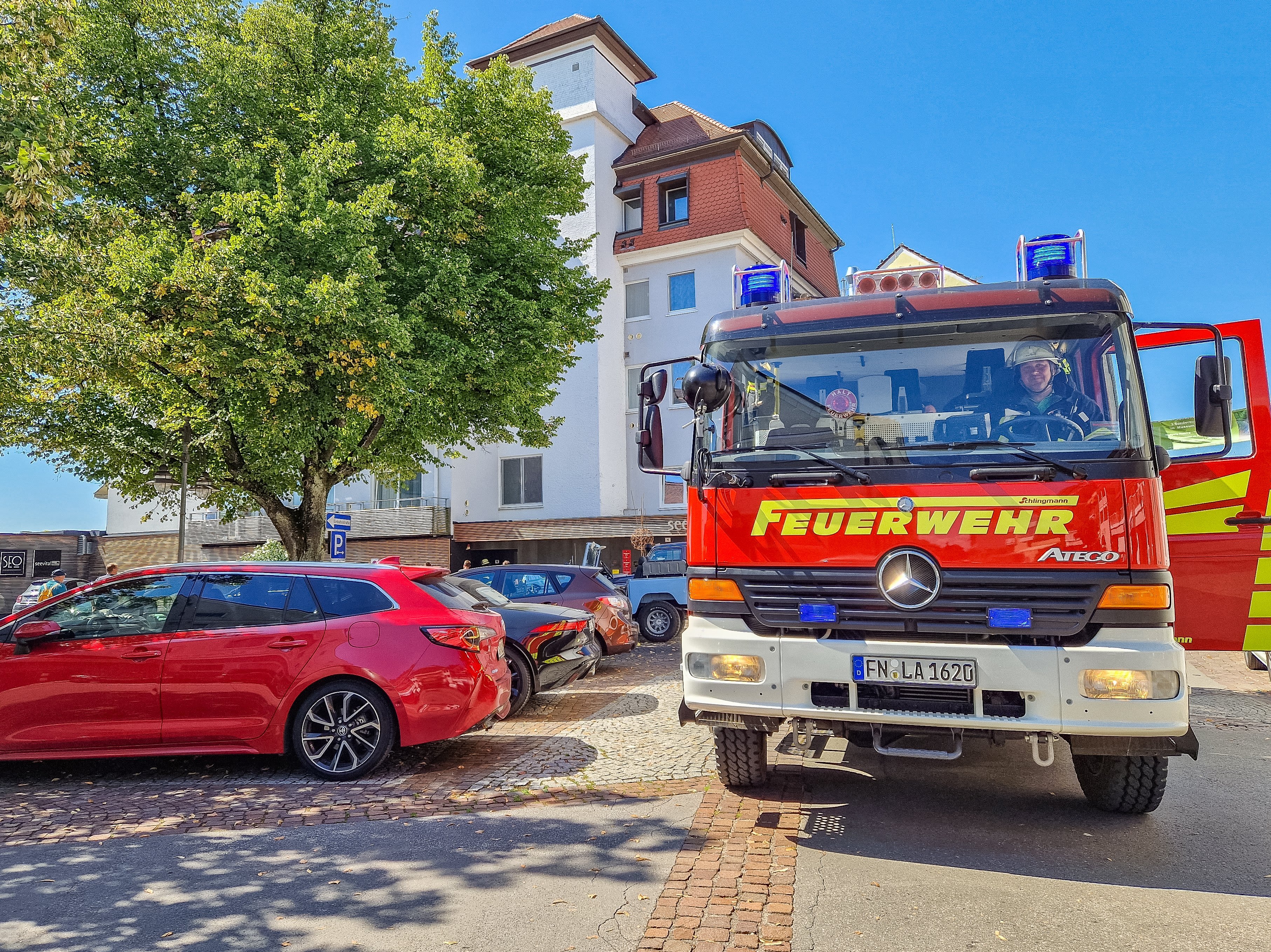 Das Löschfahrzeug 1/44 steht im Ortskern auf einer Straße.