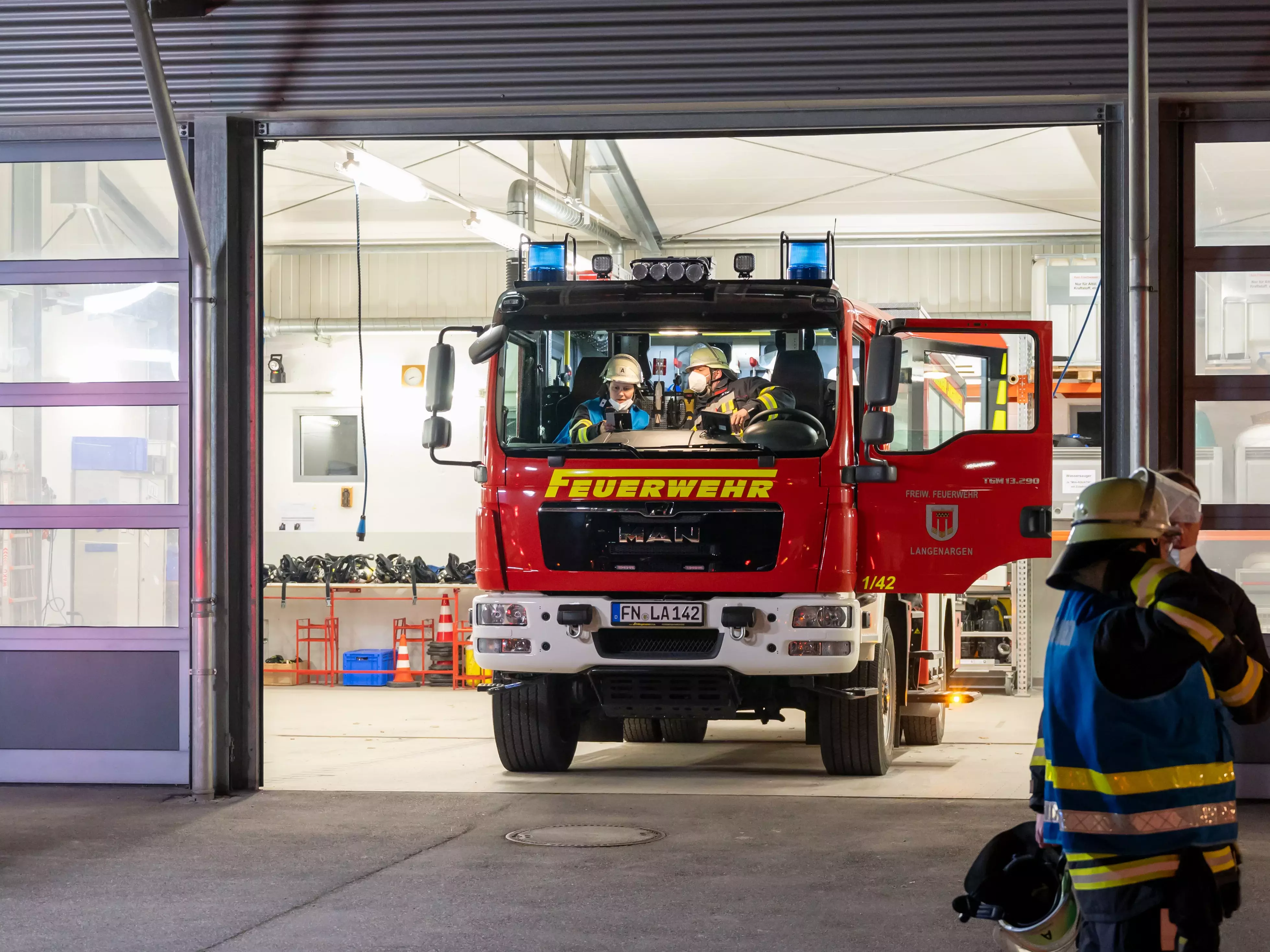 Löschfahrzeug 10 aus Langenargen steht abfahrtbereit in der Fahrzeughalle.