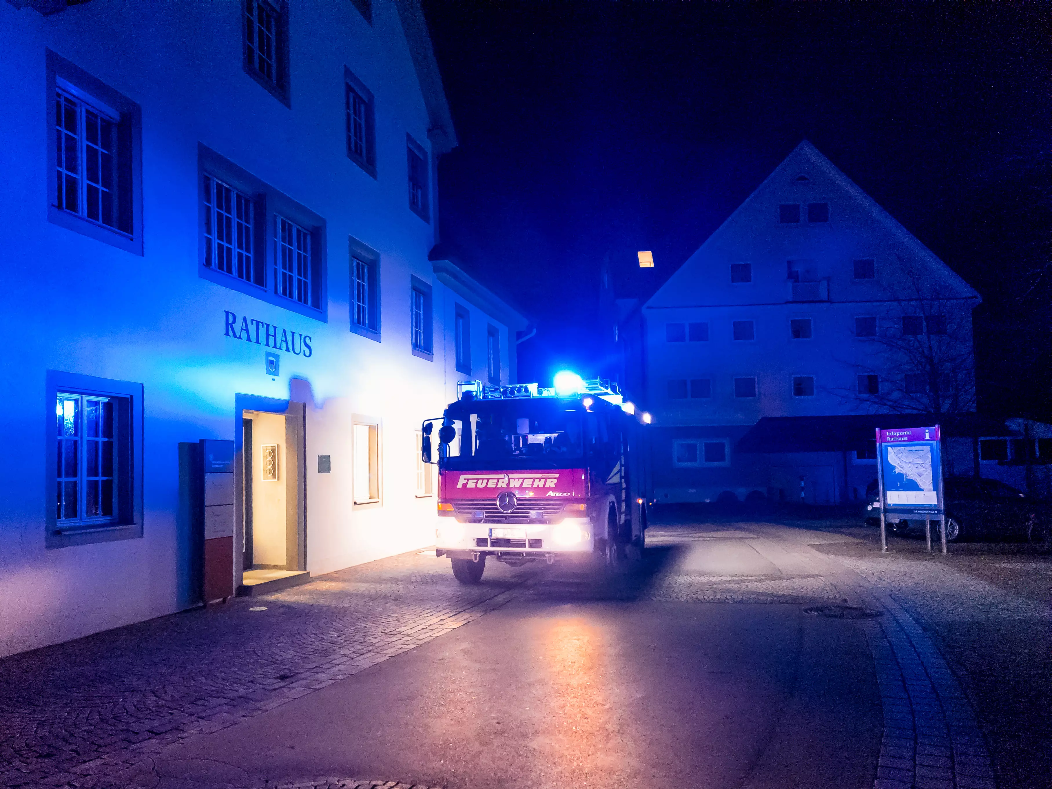 Das LF 1/44 bei Nacht auf einer Straße mit Blaulicht.