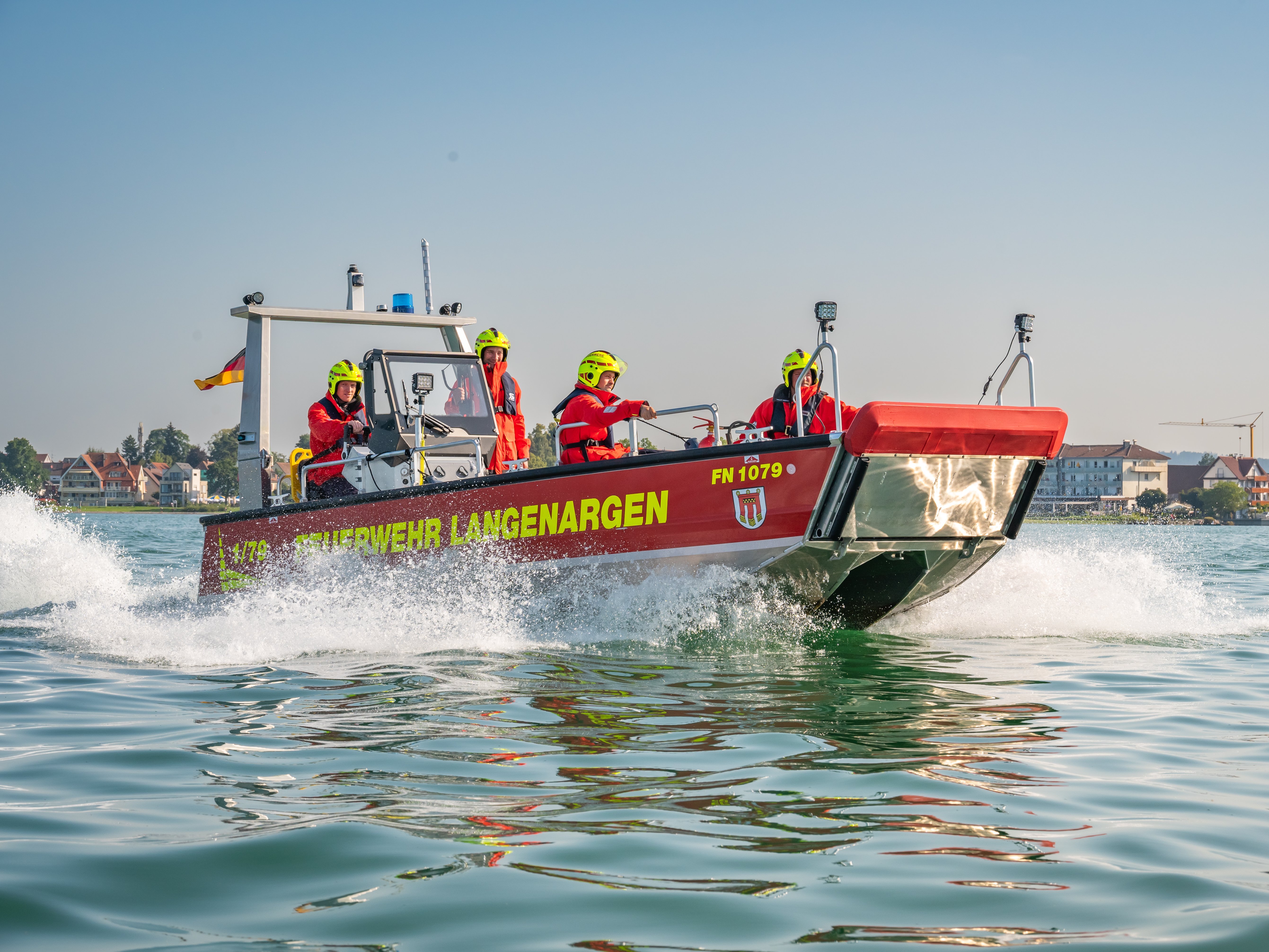 Mehrzweckboot in der Seitenansicht von rechts auf Fahrt.