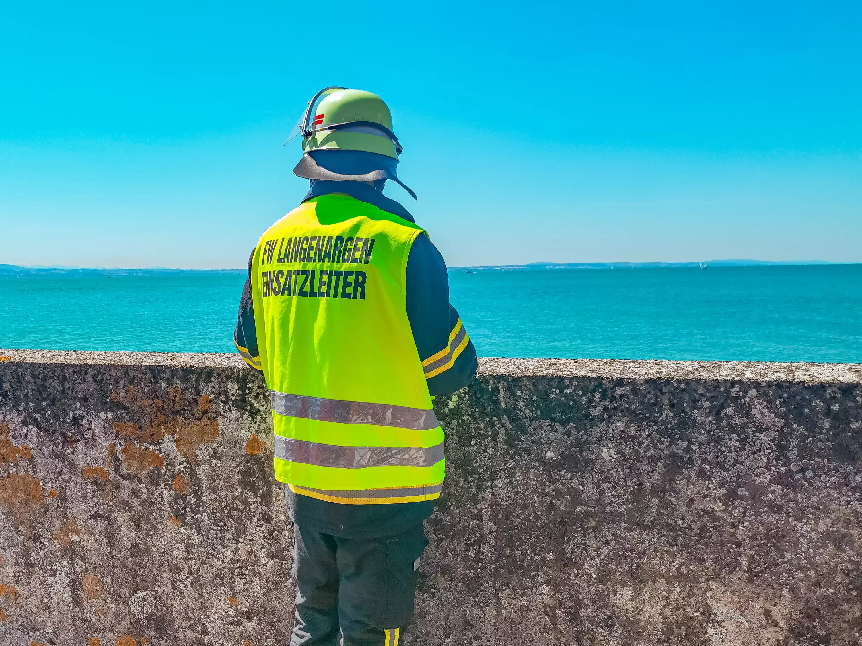 Einsatzleiter, im Hintergrund der Bodensee