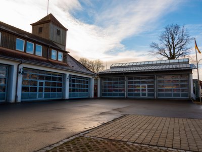 Feuerwehrhaus Langenargen bei blauem Himmel mit einzelnen Schleierwolken.