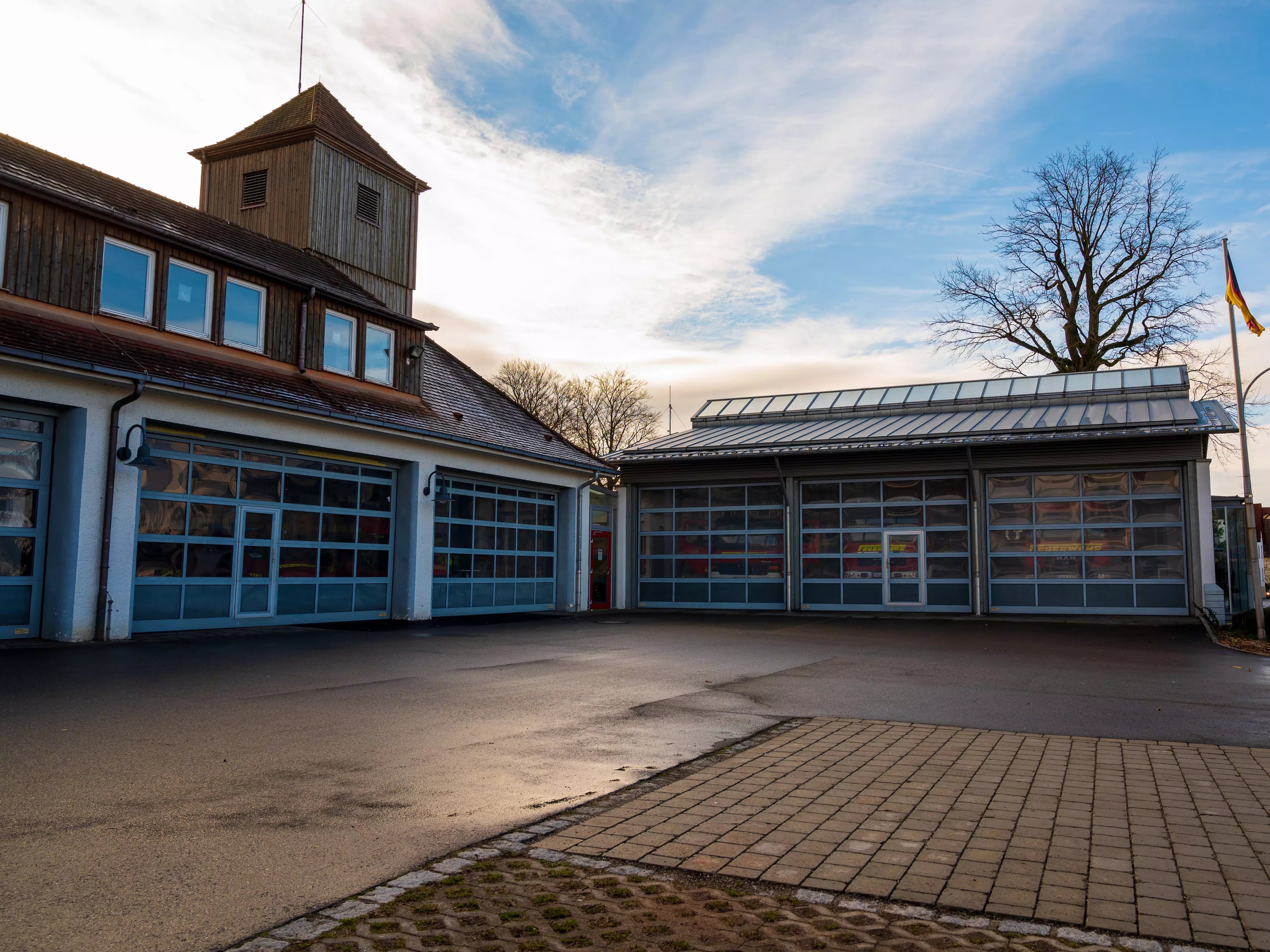 Feuerwehrhaus Langenargen bei blauem Himmel mit einzelnen Schleierwolken.