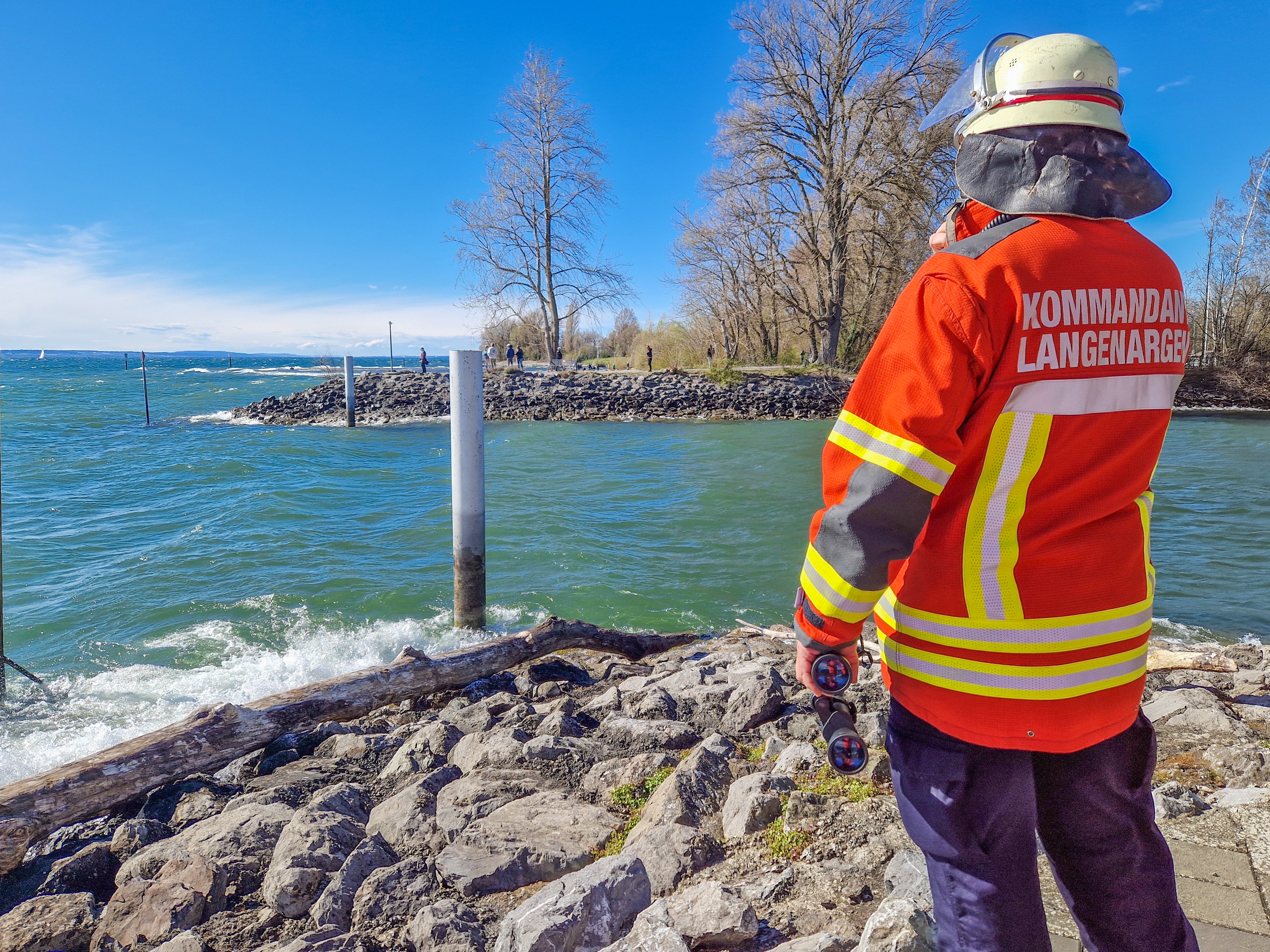 Zu sehen ist Kommandant und Einsatzleiter Schöllhorn am Bodensee.