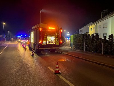 Mehrere Einsatzfahrzeuge stehen auf einer Straße.