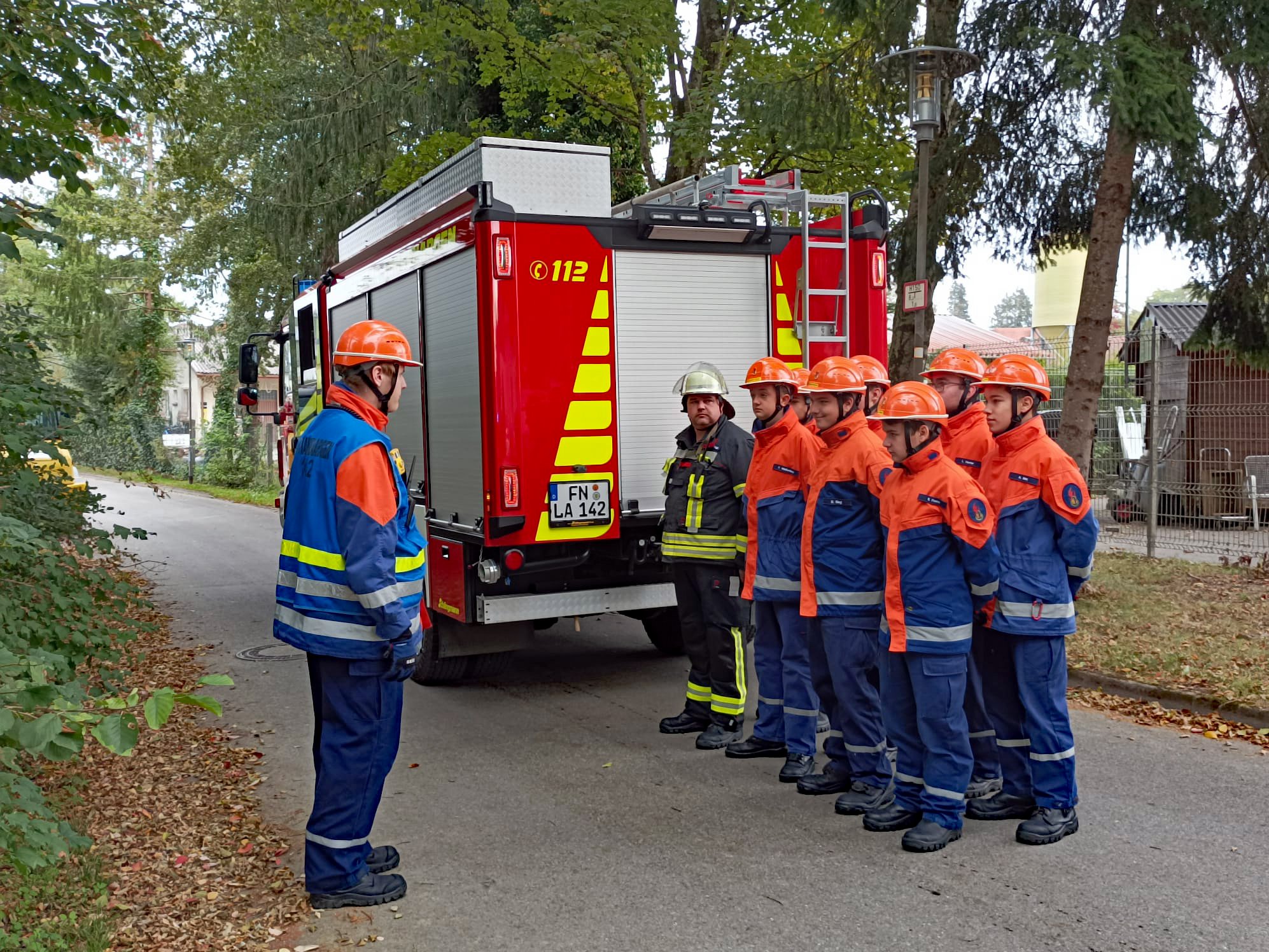 Zu sehen sind die Angehörigen der JF Langenargen wie sie auf den Einsatzbefehl des Gruppenführers warten.