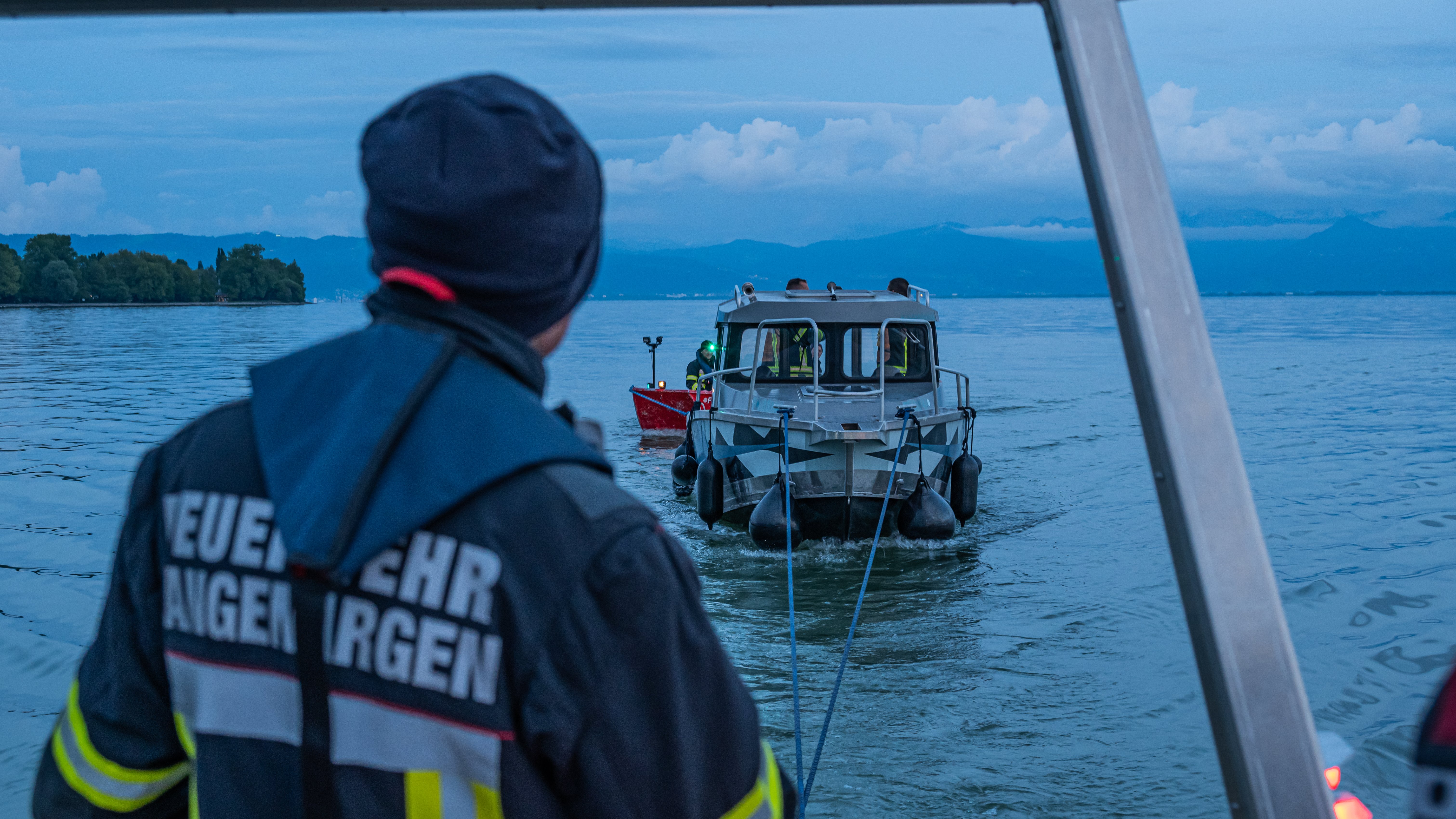 Zu sehen ist wie mittels Schleppgeschirr ein havariertes Boot geschleppt wird.