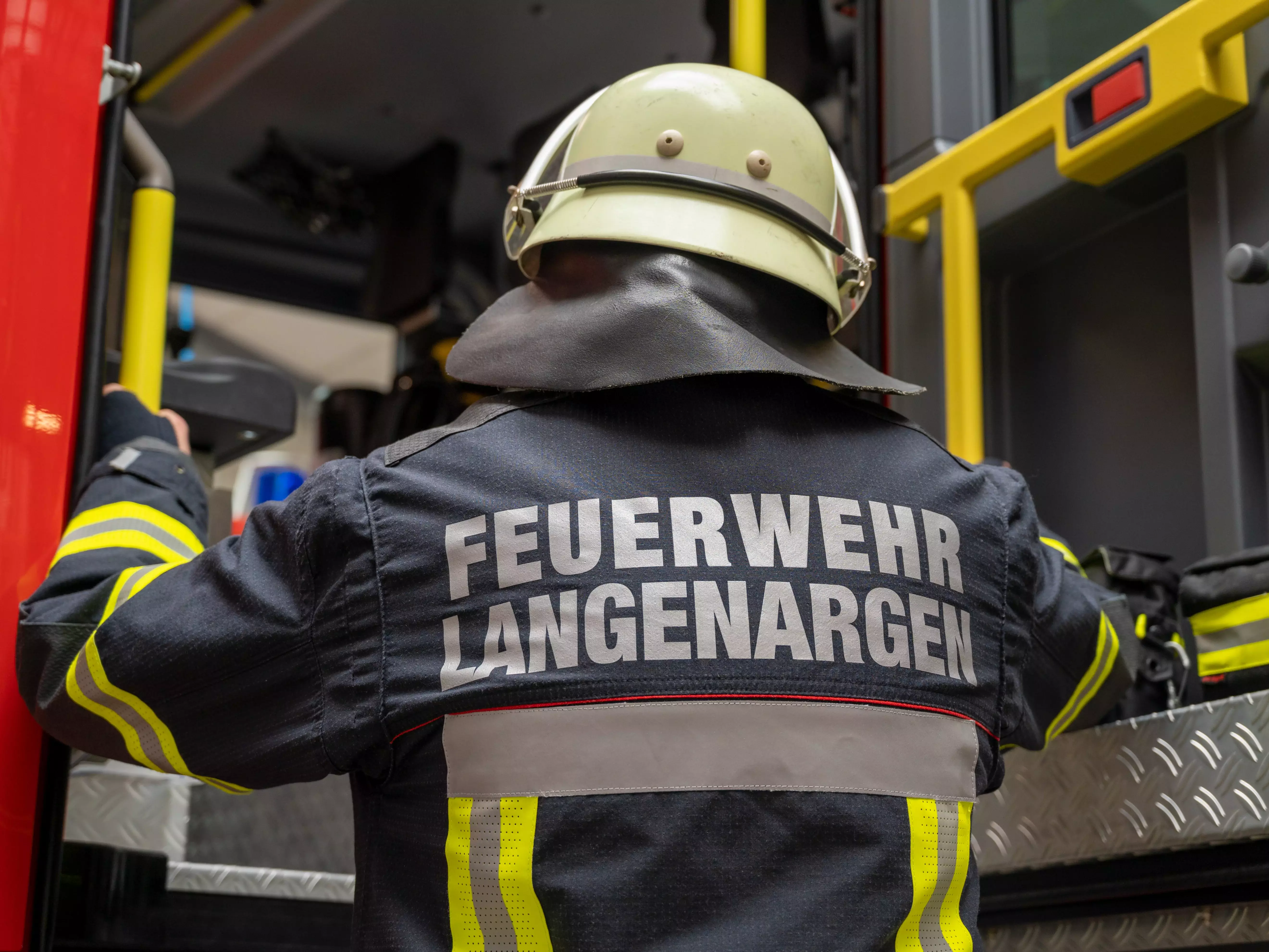 Feuerwehrmann mit Jacke, Rückenaufschrift "Feuerwehr Langenargen"