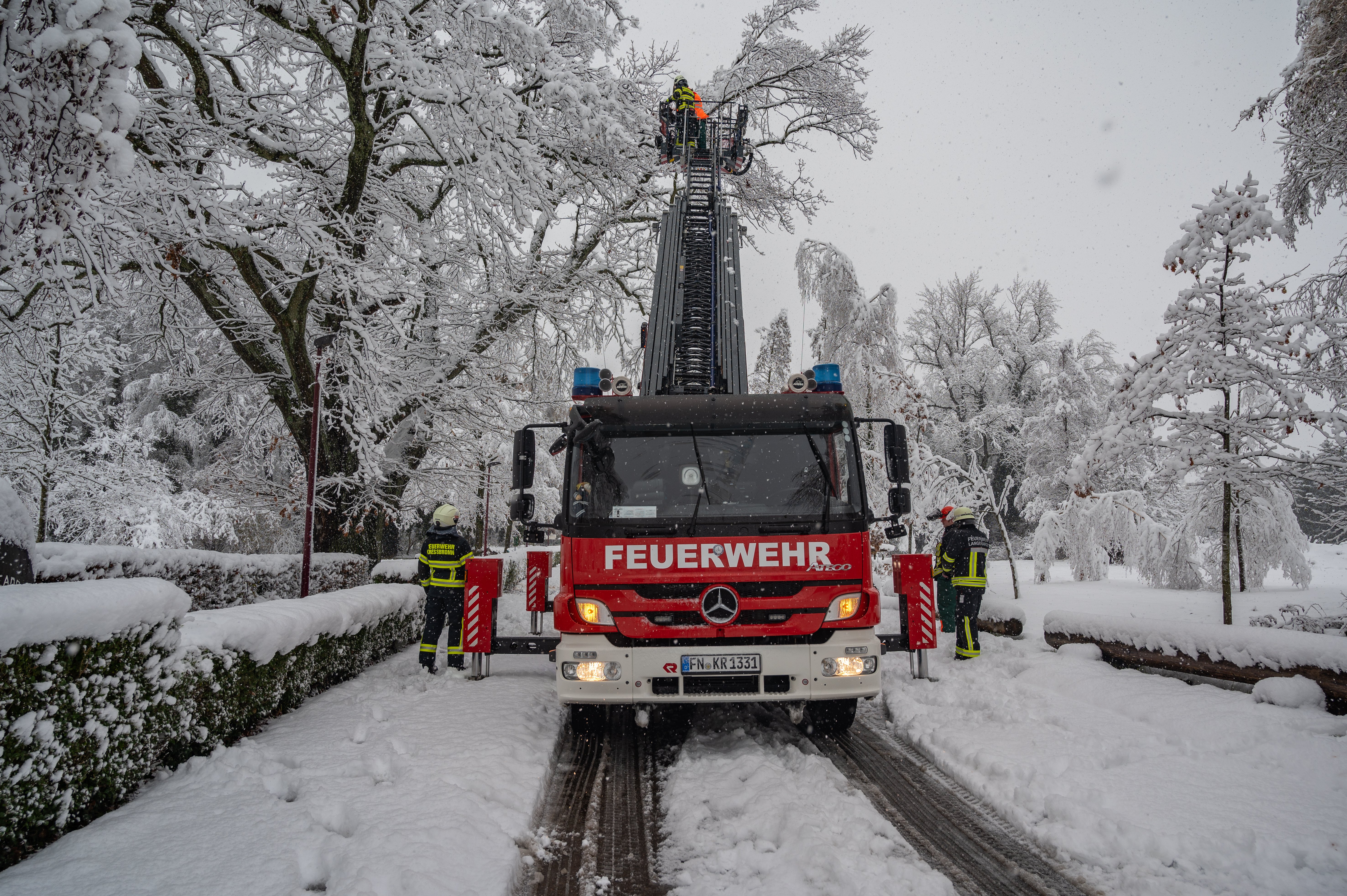 Von der Drehleiter aus werden Äste entfernt.