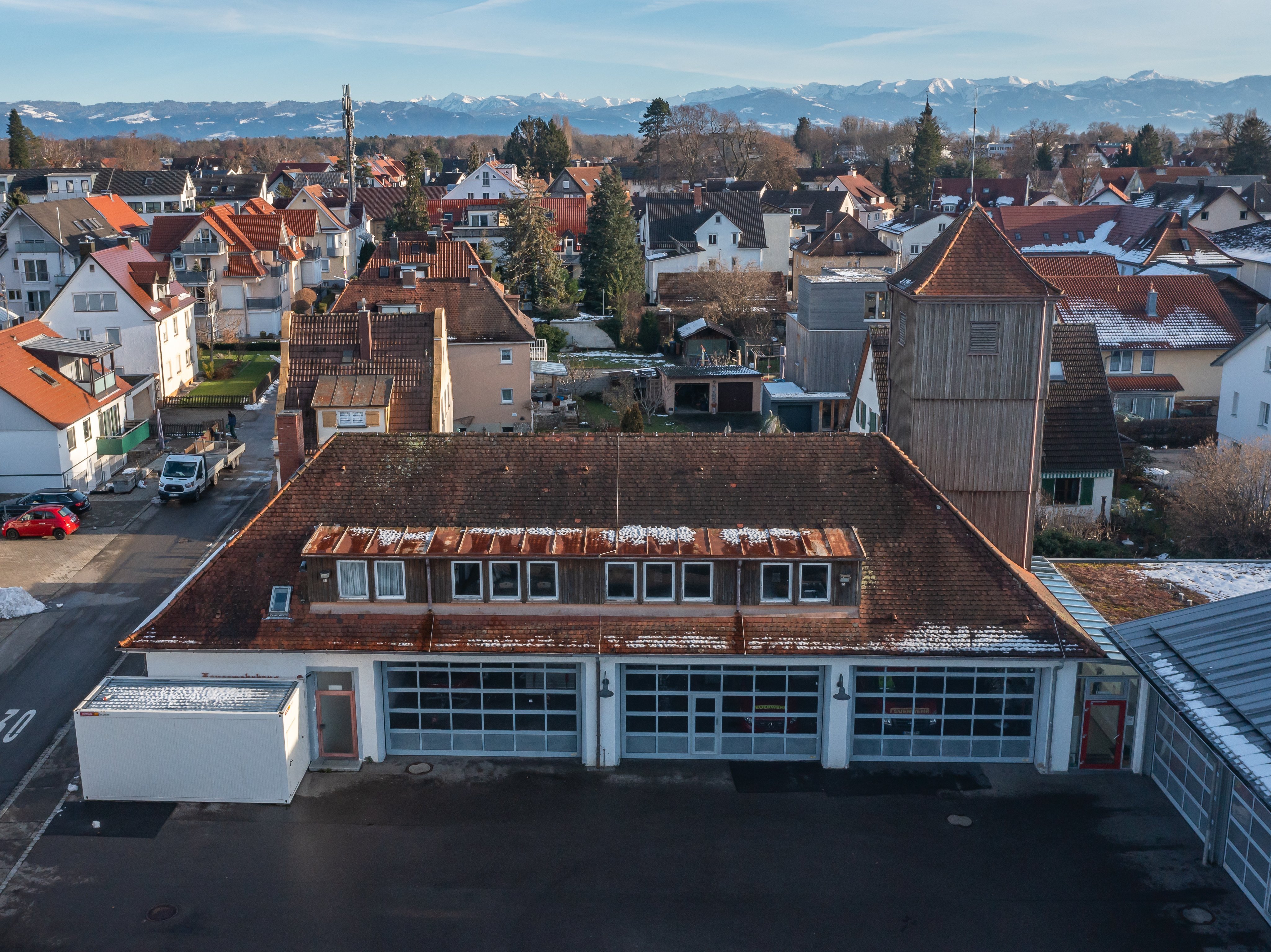 Das Foto zeigt den Altbau des Feuerwehrhauses in der Oberdorfer Straße.