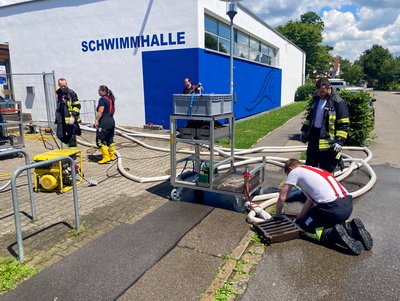 Zu sehen ist wie die Kameraden die Tauchpumpen zum Einsatz bringen.