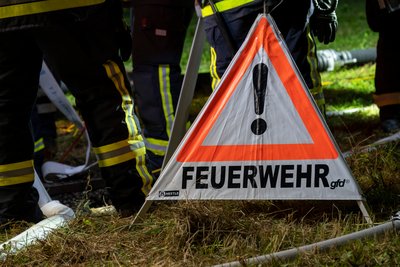 Symbolbild Warndreieck Feuerwehr