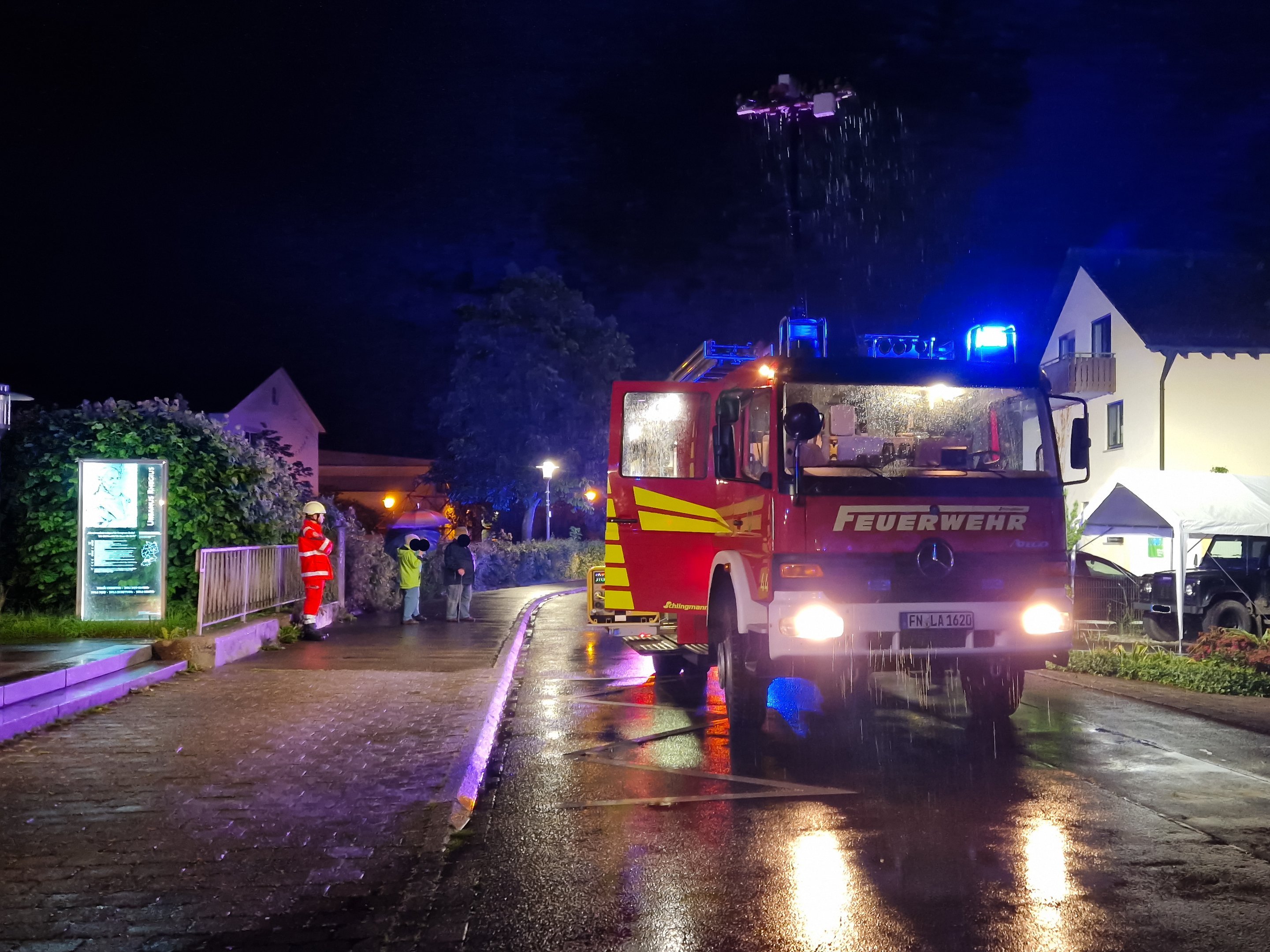 Löschfahrzeug 1/44 mit Blaulicht auf der Straße.