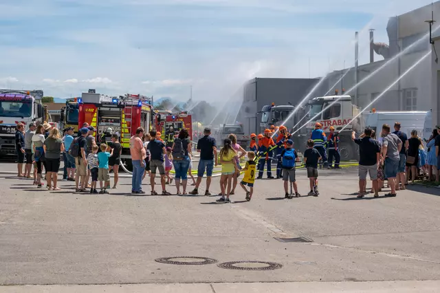 Einige Zuschauer beobachten die Übung der Jugendfeuerwehr.