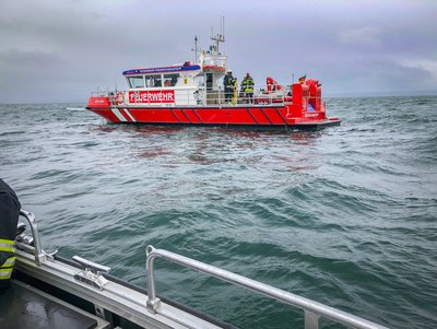 Löschboot der Feuerwehr Friedrichshafen auf dem Bodensee.